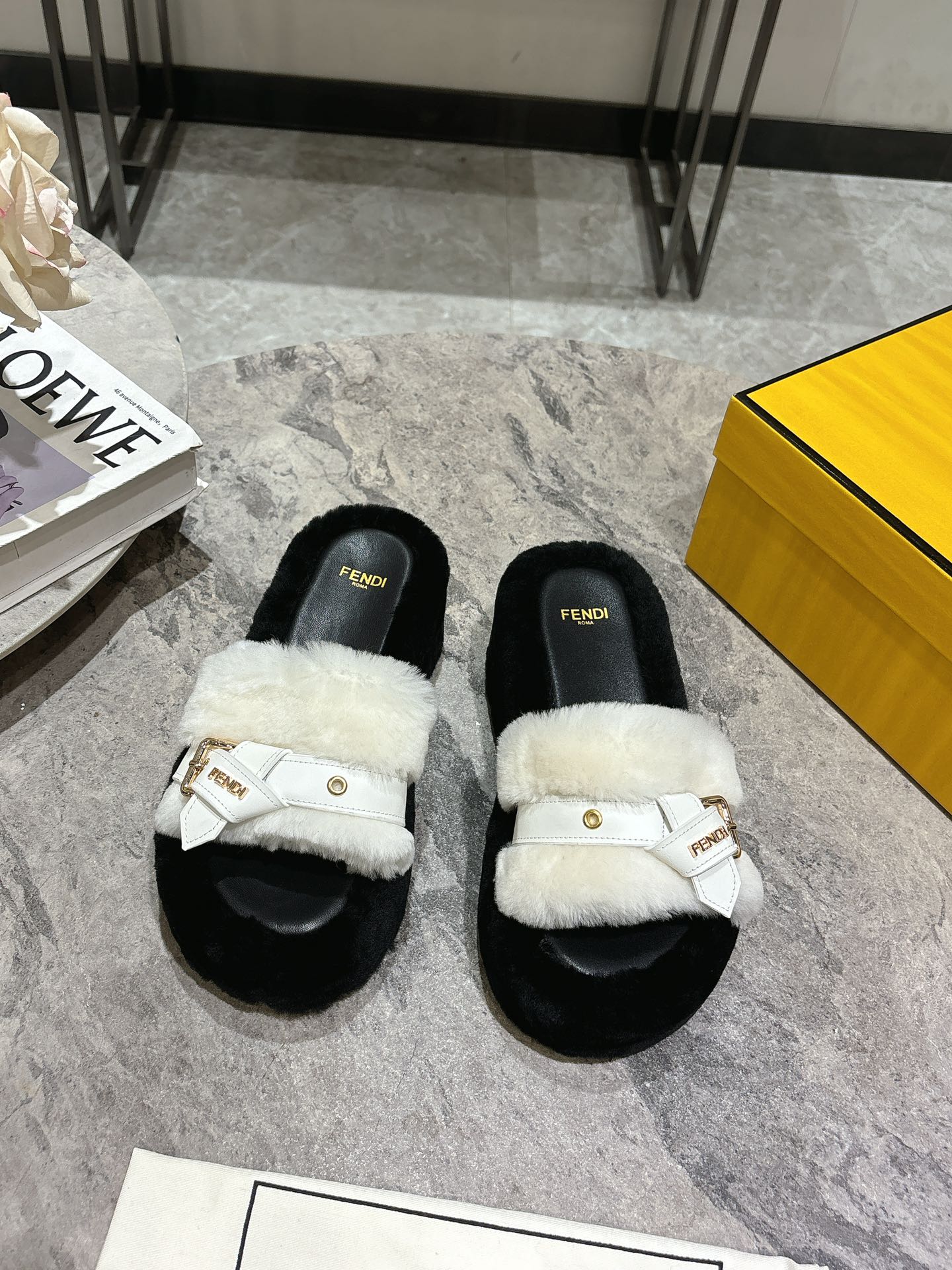 FEN* 25SS Belt Buckle Platform Fur Slippers