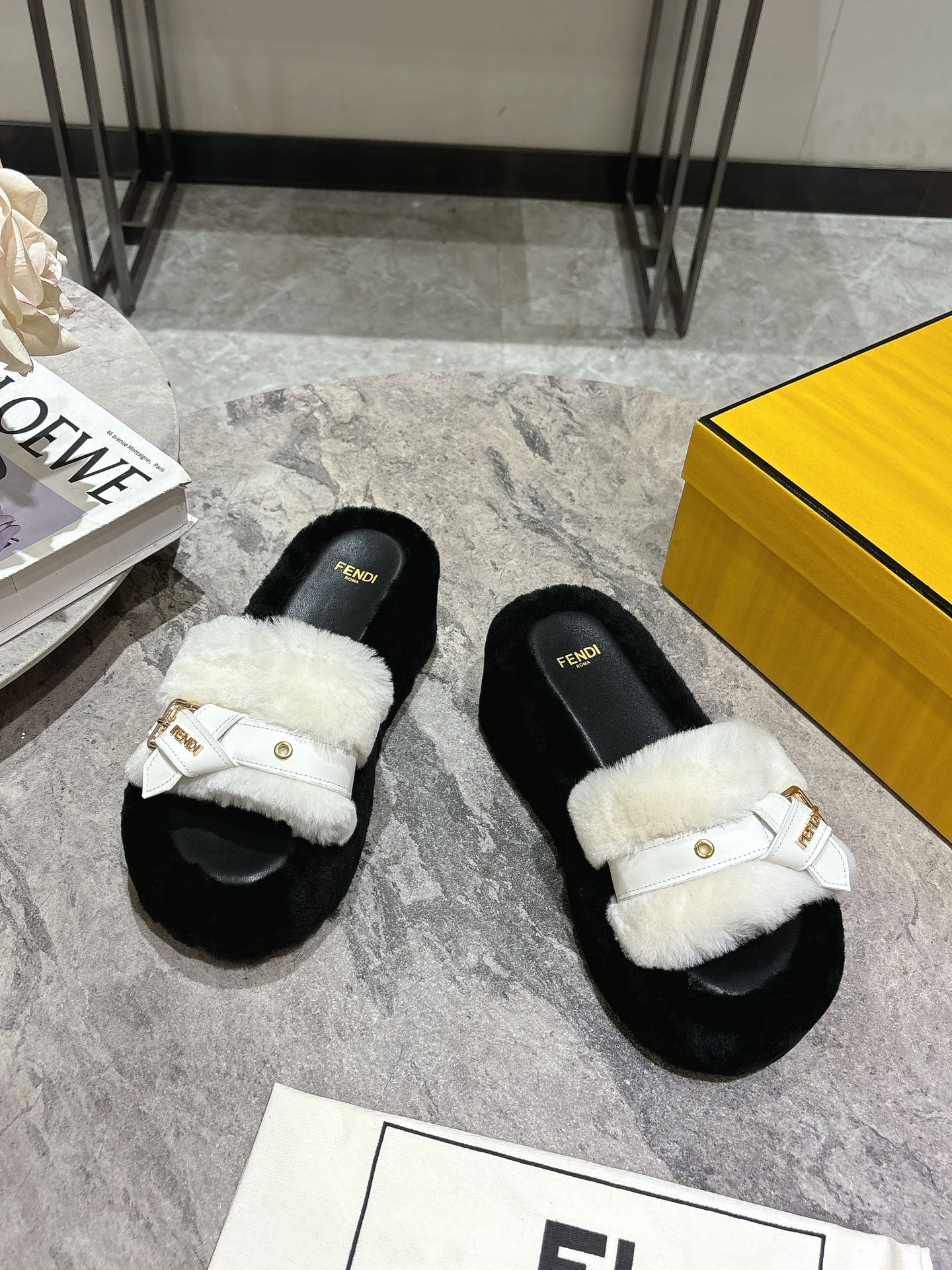 FEN* 25SS Belt Buckle Platform Fur Slippers
