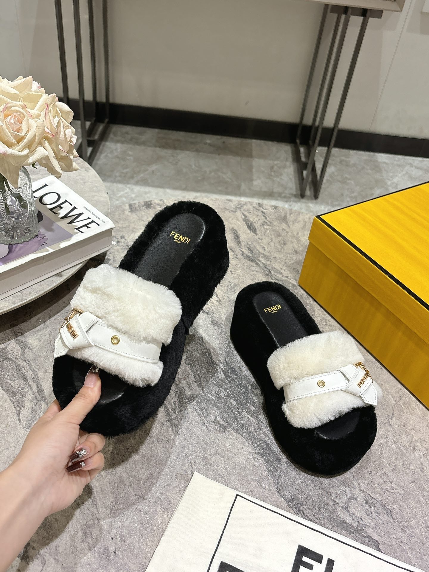 FEN* 25SS Belt Buckle Platform Fur Slippers