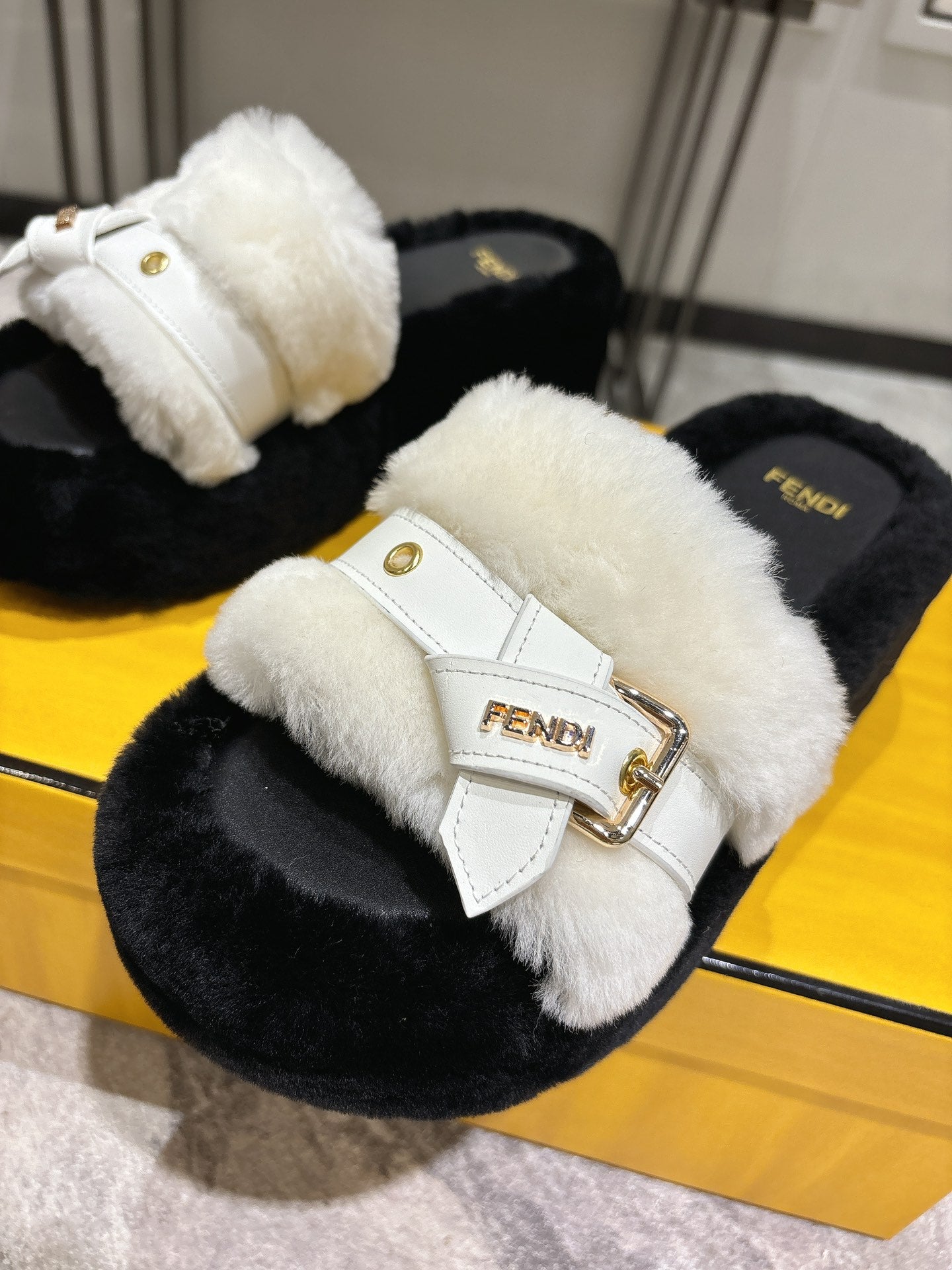 FEN* 25SS Belt Buckle Platform Fur Slippers