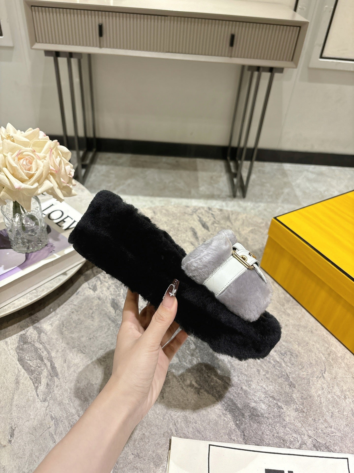 FEN* 25SS Belt Buckle Platform Fur Slippers