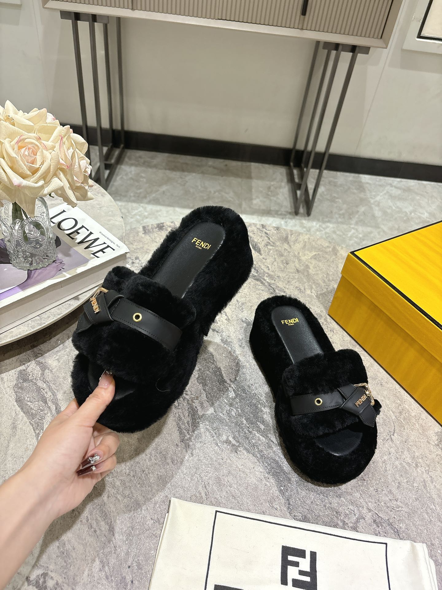 FEN* 25SS Belt Buckle Platform Fur Slippers