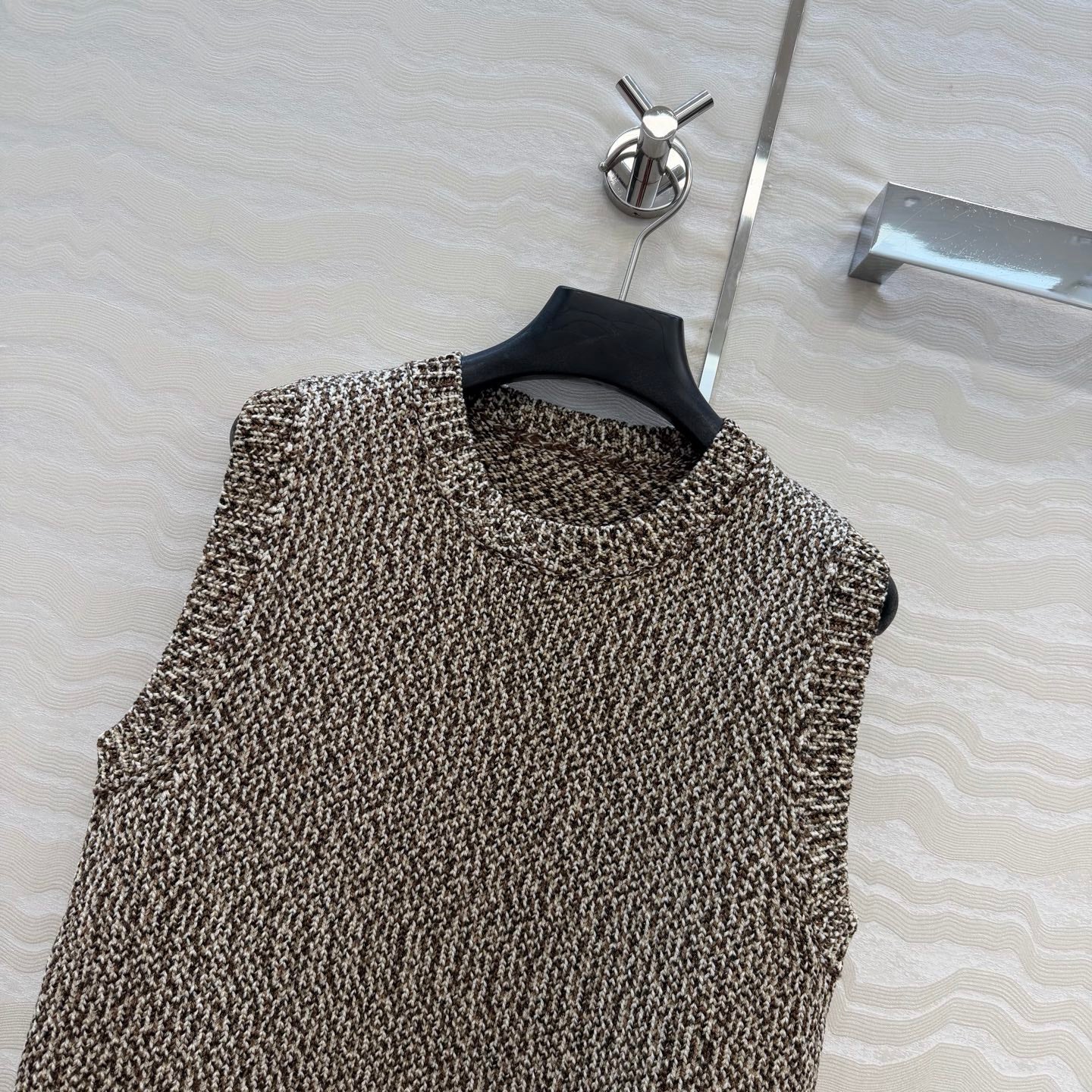 LV 26SS knitted round-neck cardigan