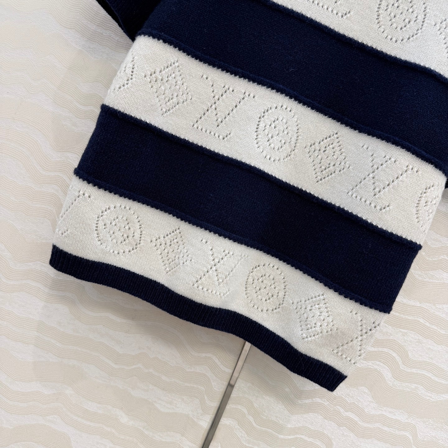 LOU* 26SS Striped Letter Sweater