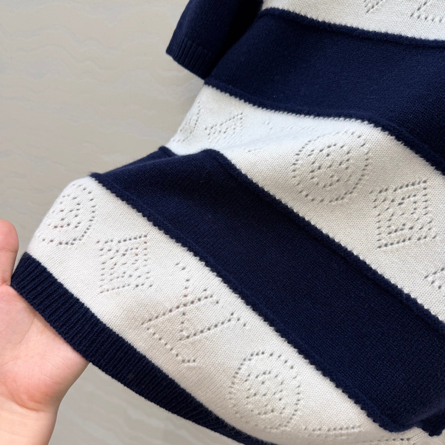 LOU* 26SS Striped Letter Sweater