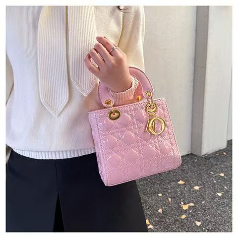 New classic quilted elegant and versatile handbag