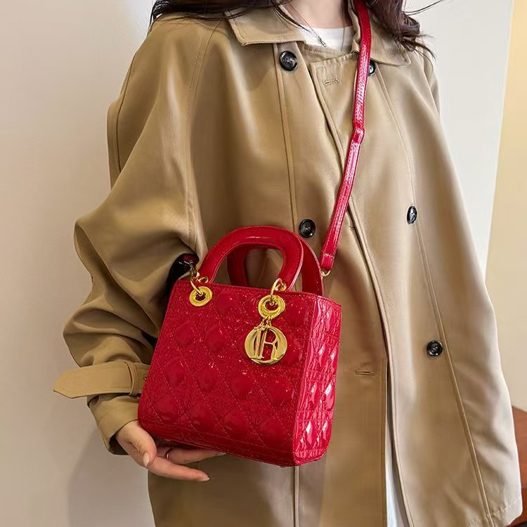 New classic quilted elegant and versatile handbag