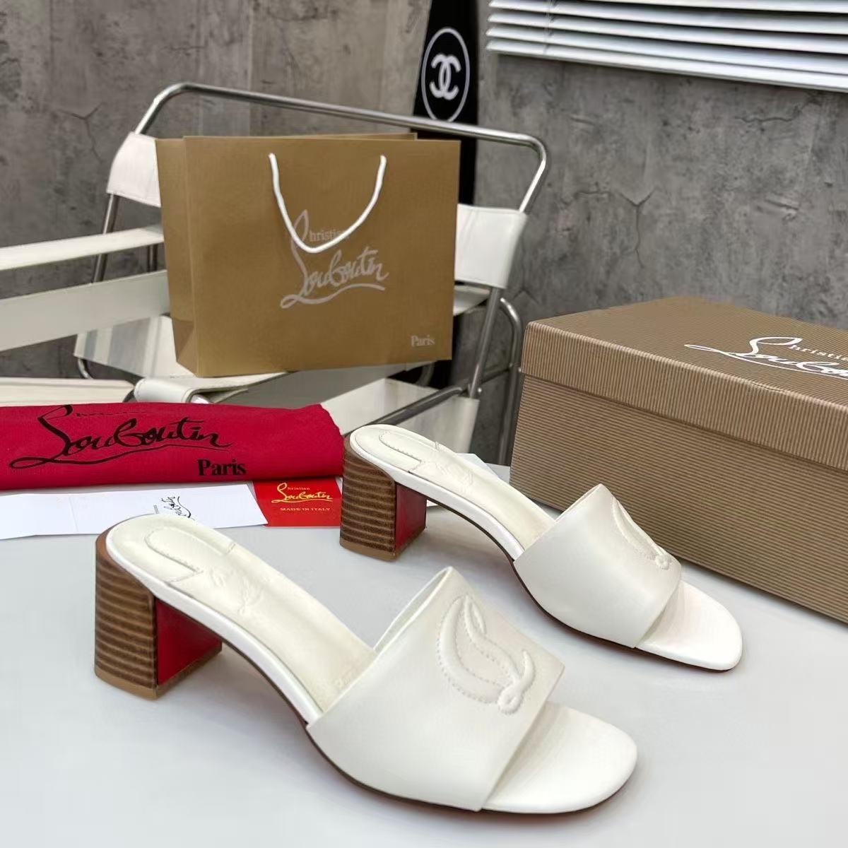 CL flat-heeled high heels