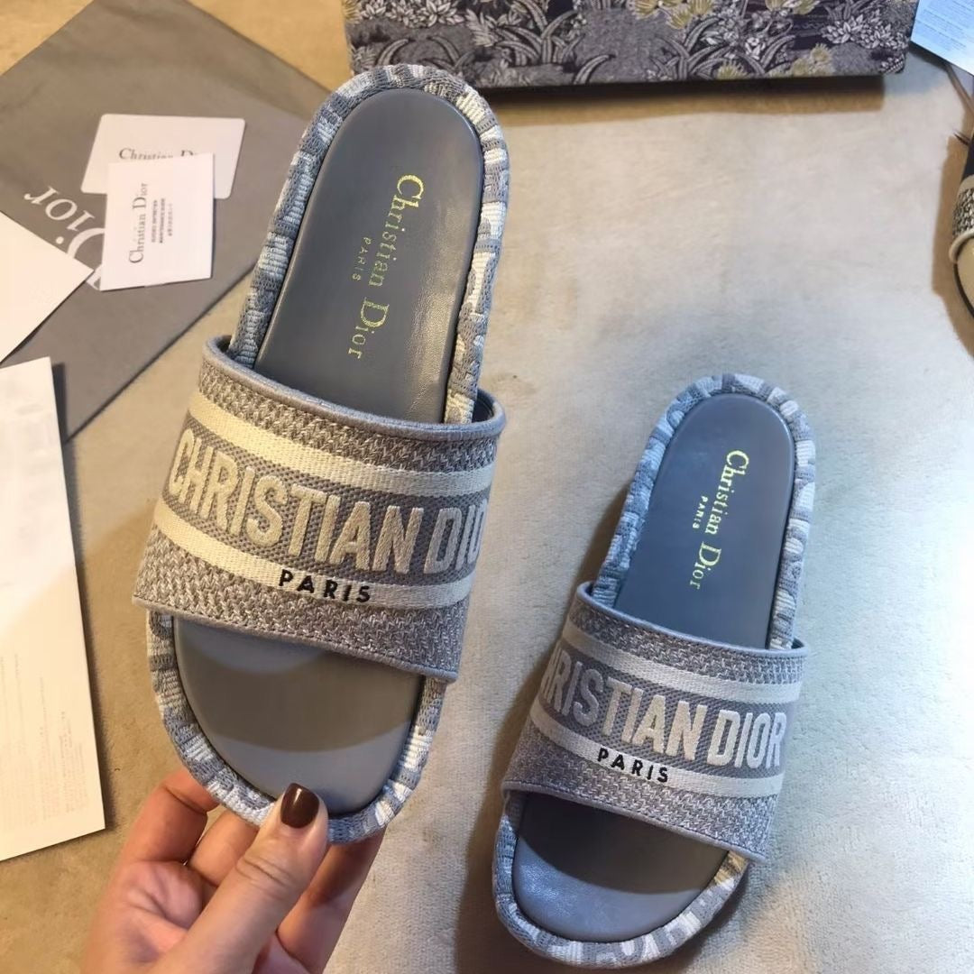 DR Embroidered thick-soled slippers