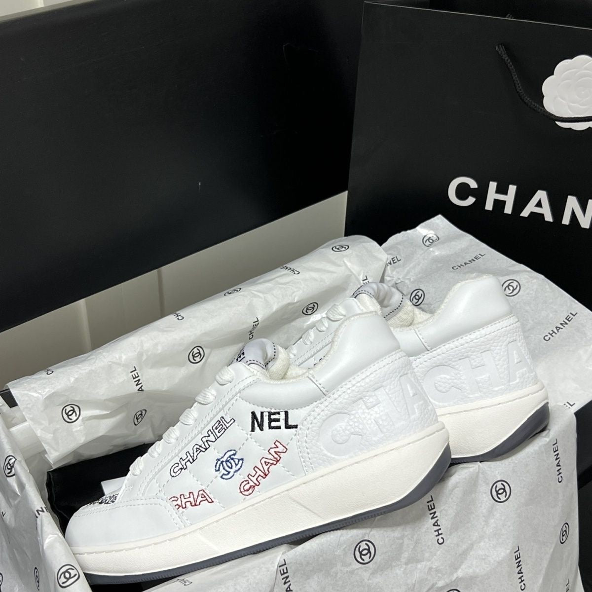 High-end graffiti letter embroidered shoes