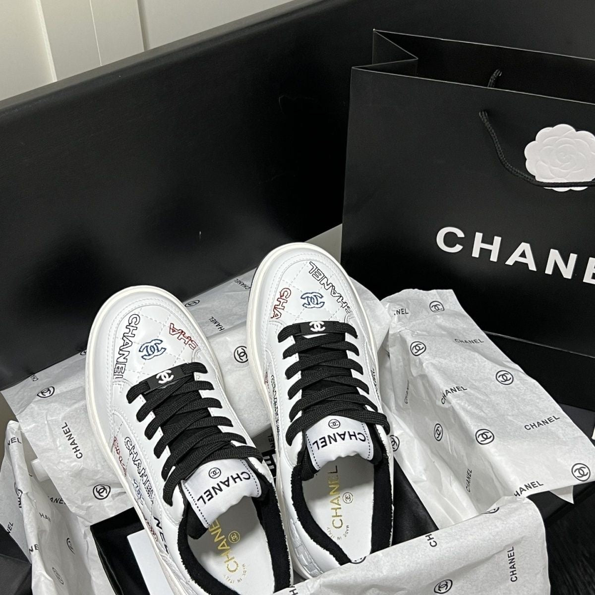 High-end graffiti letter embroidered shoes