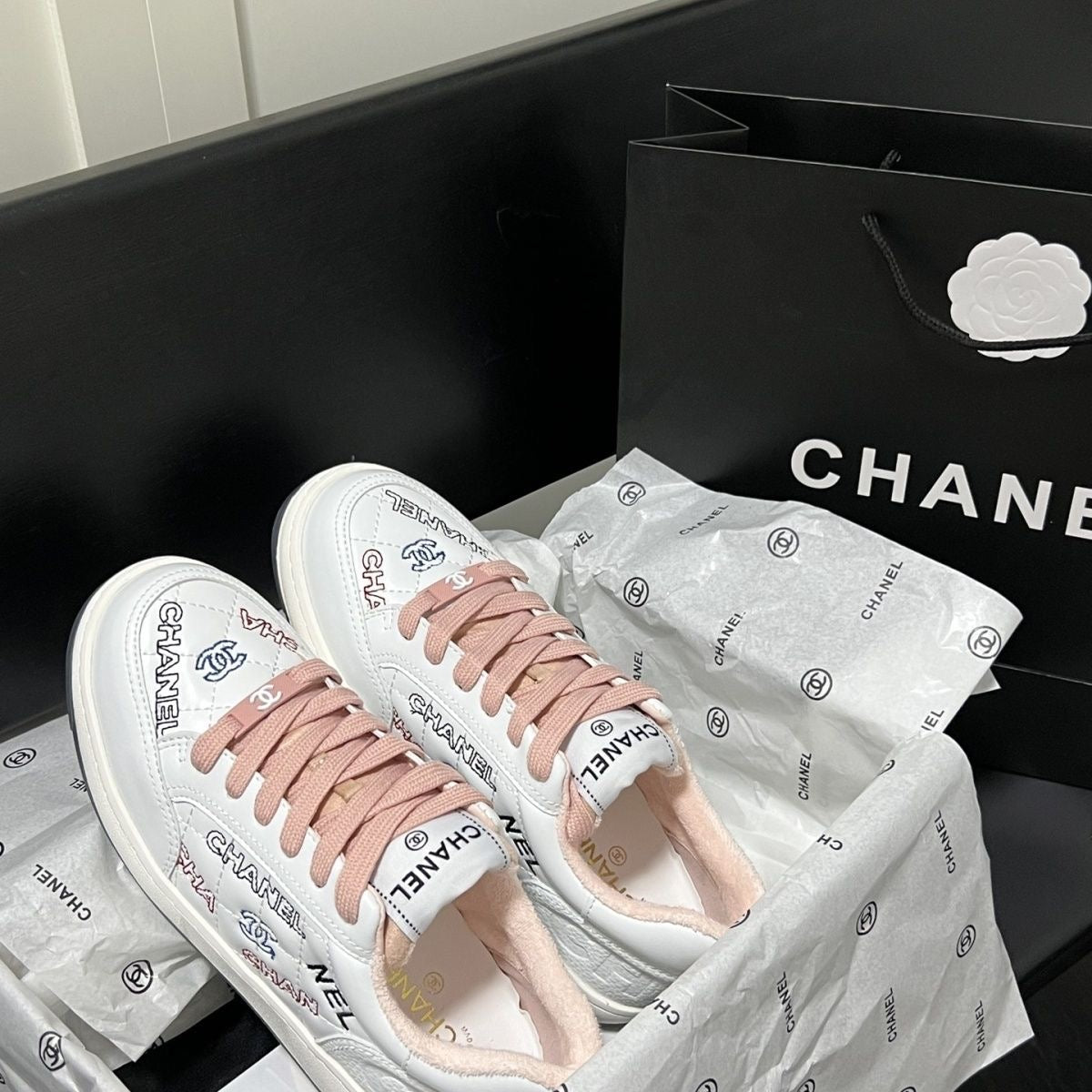 High-end graffiti letter embroidered shoes