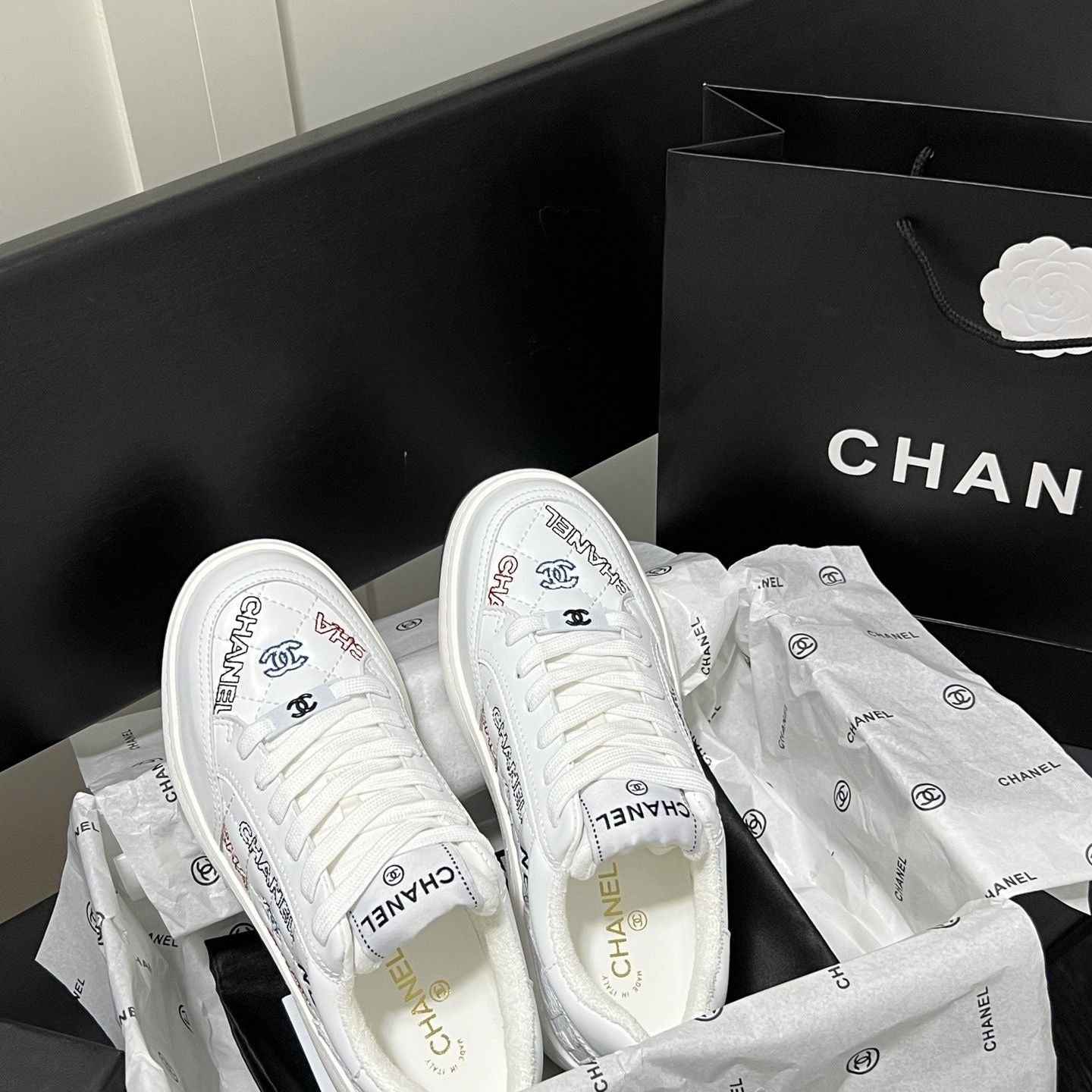 High-end graffiti letter embroidered shoes