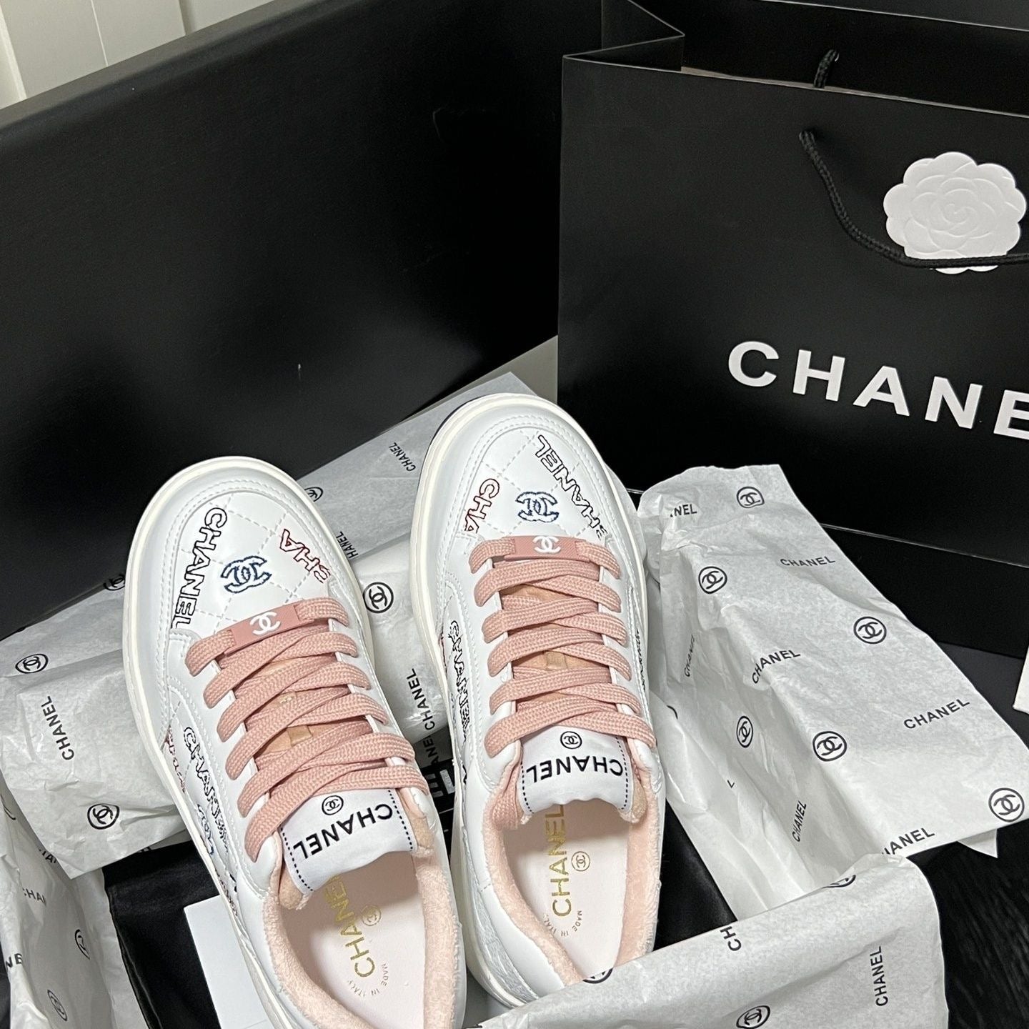 High-end graffiti letter embroidered shoes