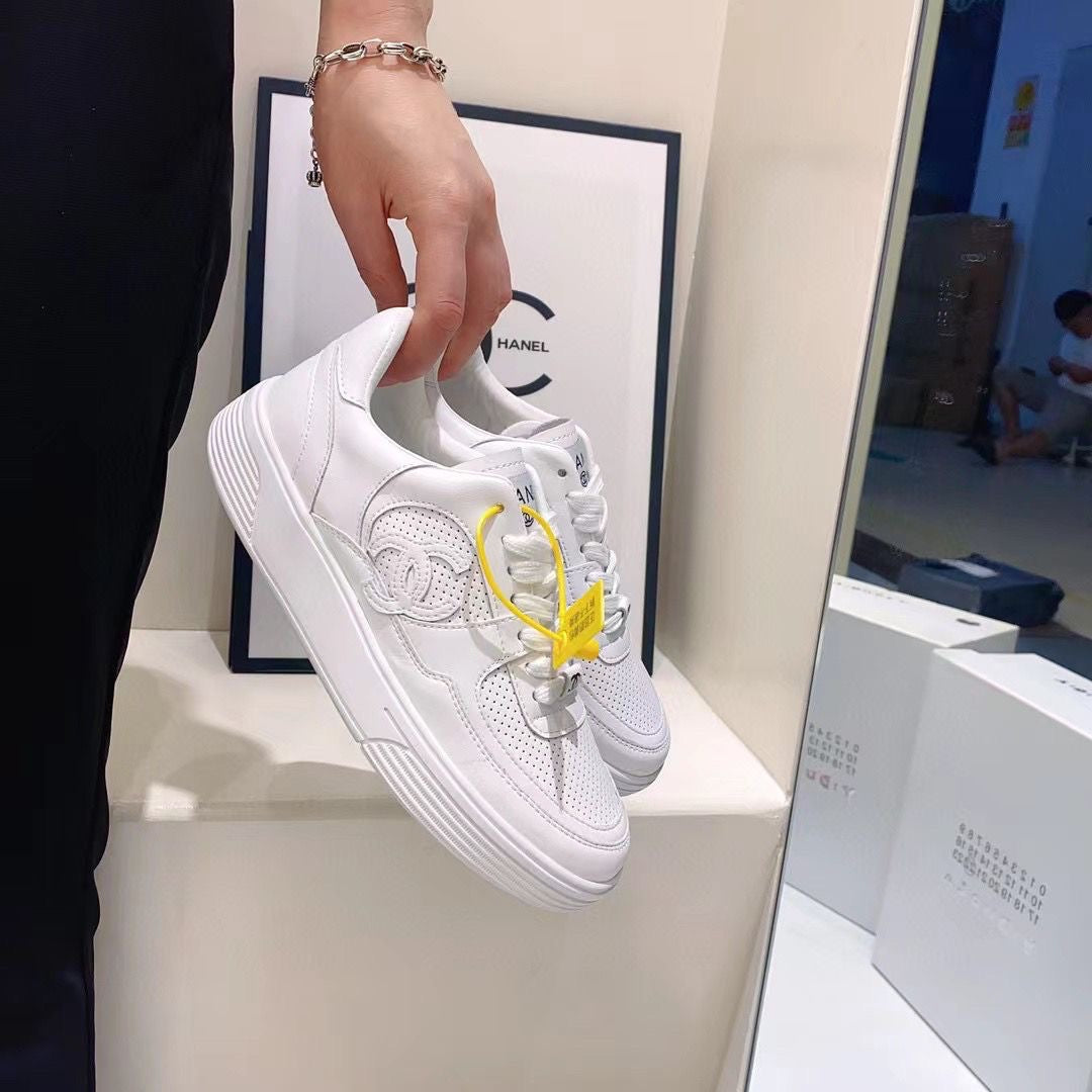 Breathable sports and casual white shoes