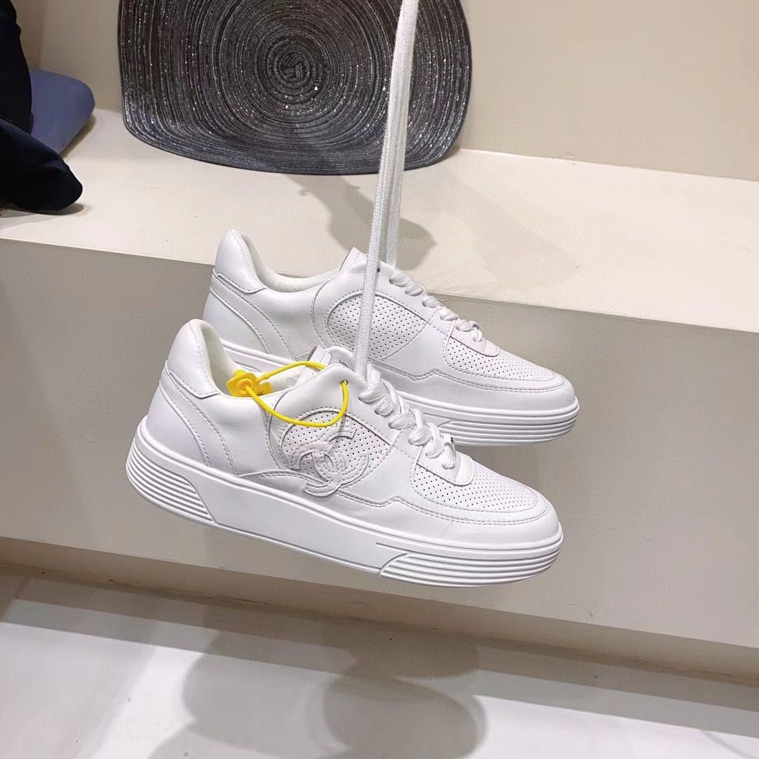 Breathable sports and casual white shoes