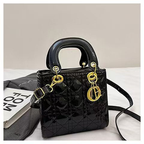 New classic quilted elegant and versatile handbag