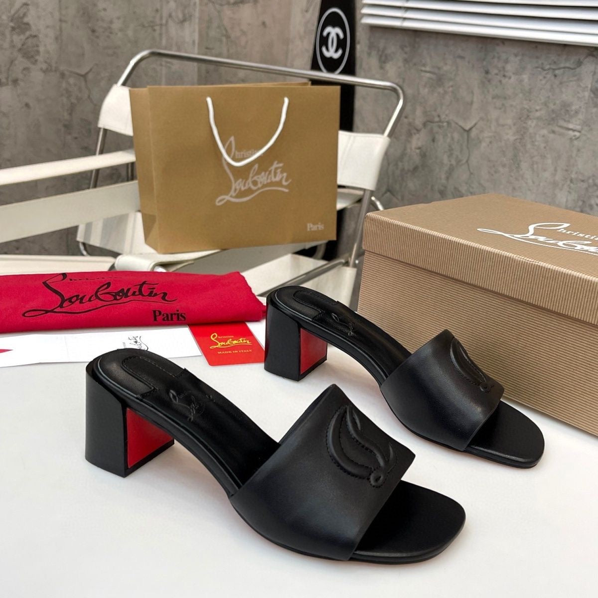 CL flat-heeled high heels