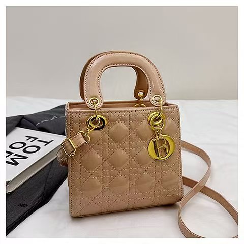 New classic quilted elegant and versatile handbag