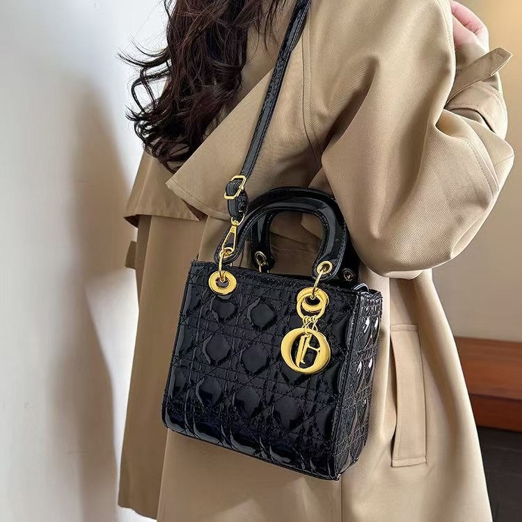 New classic quilted elegant and versatile handbag