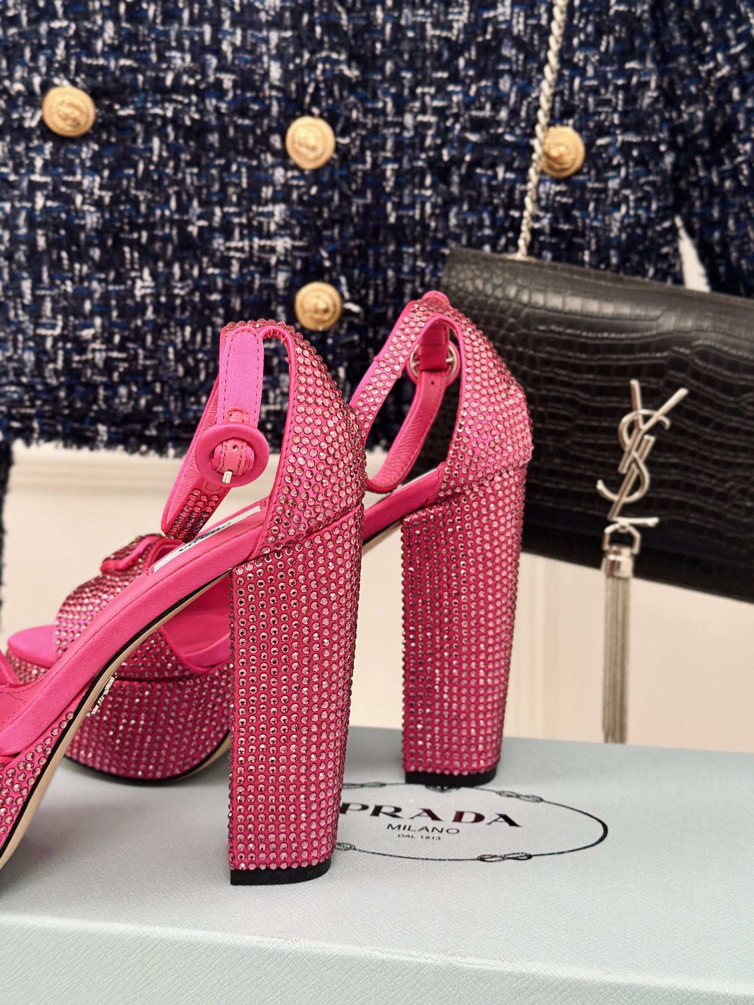 P new triangle rhinestone shoesVIP1:1