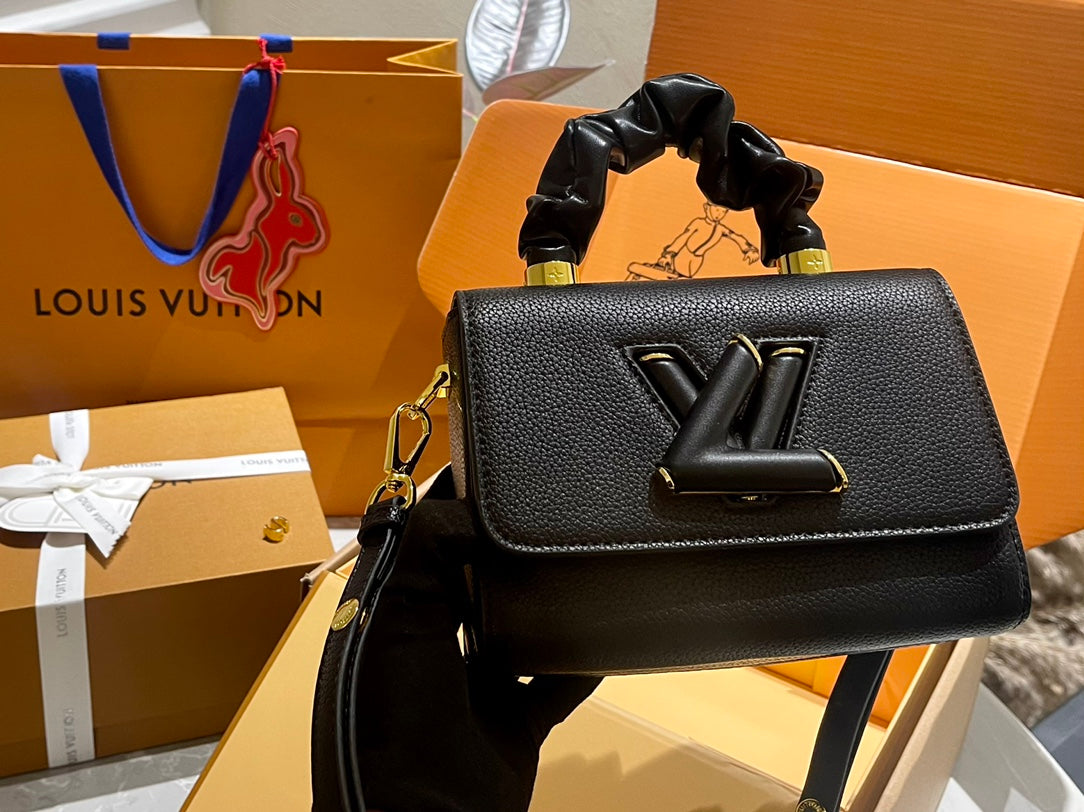 New L twist lock chain bag