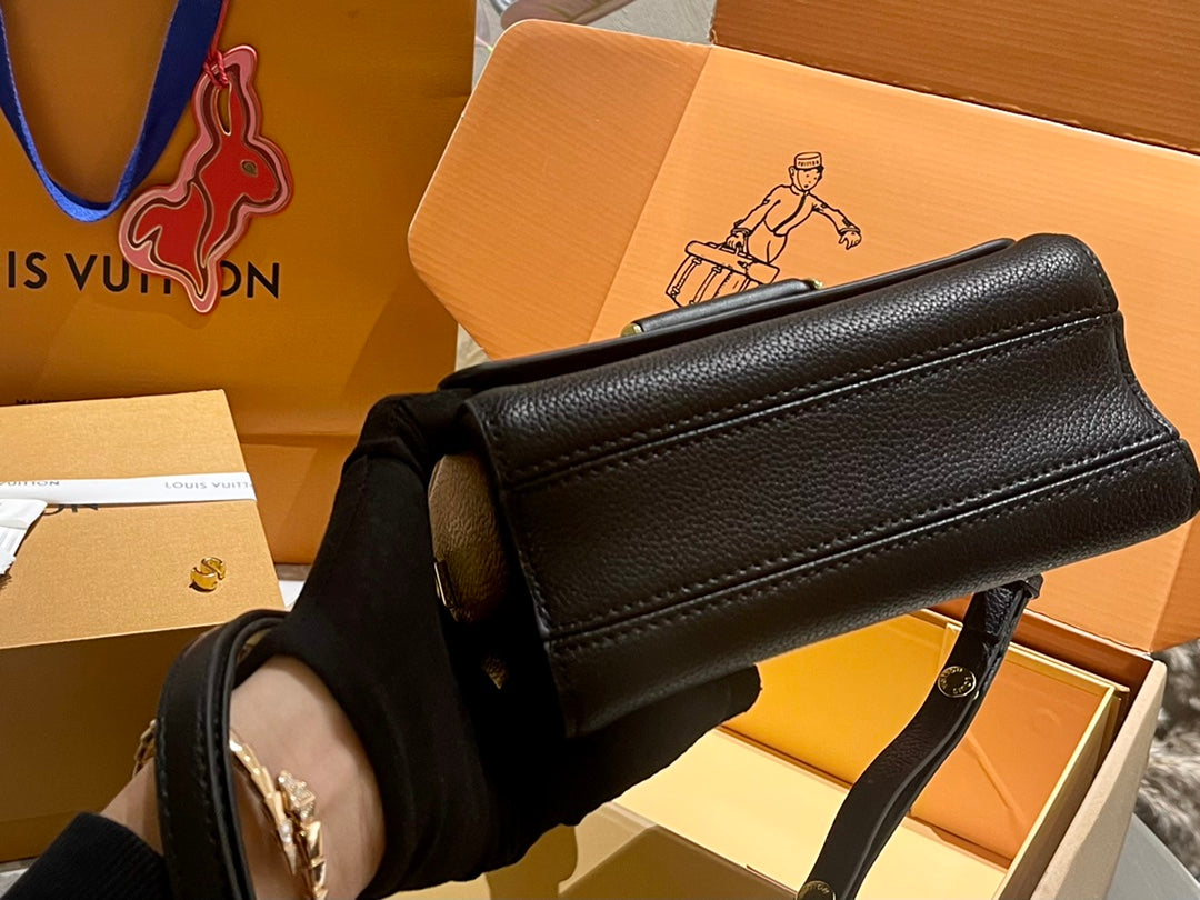 New L twist lock chain bag