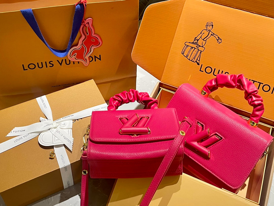 New L twist lock chain bag