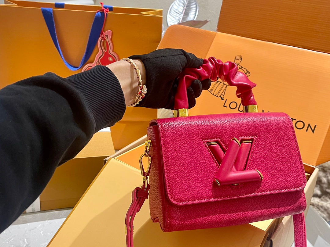 New L twist lock chain bag