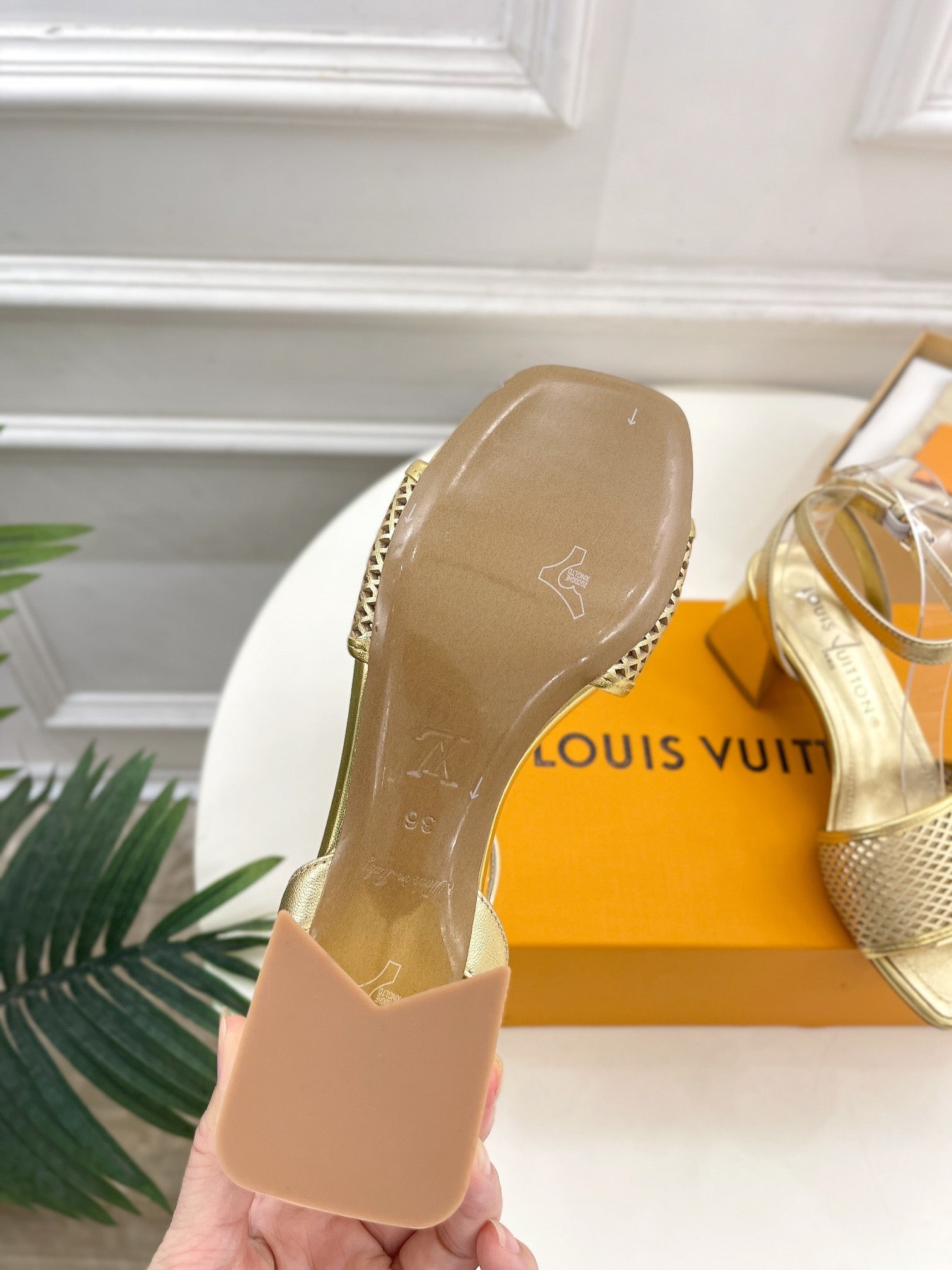 New gold Louis Vuitton sandals vip1:1