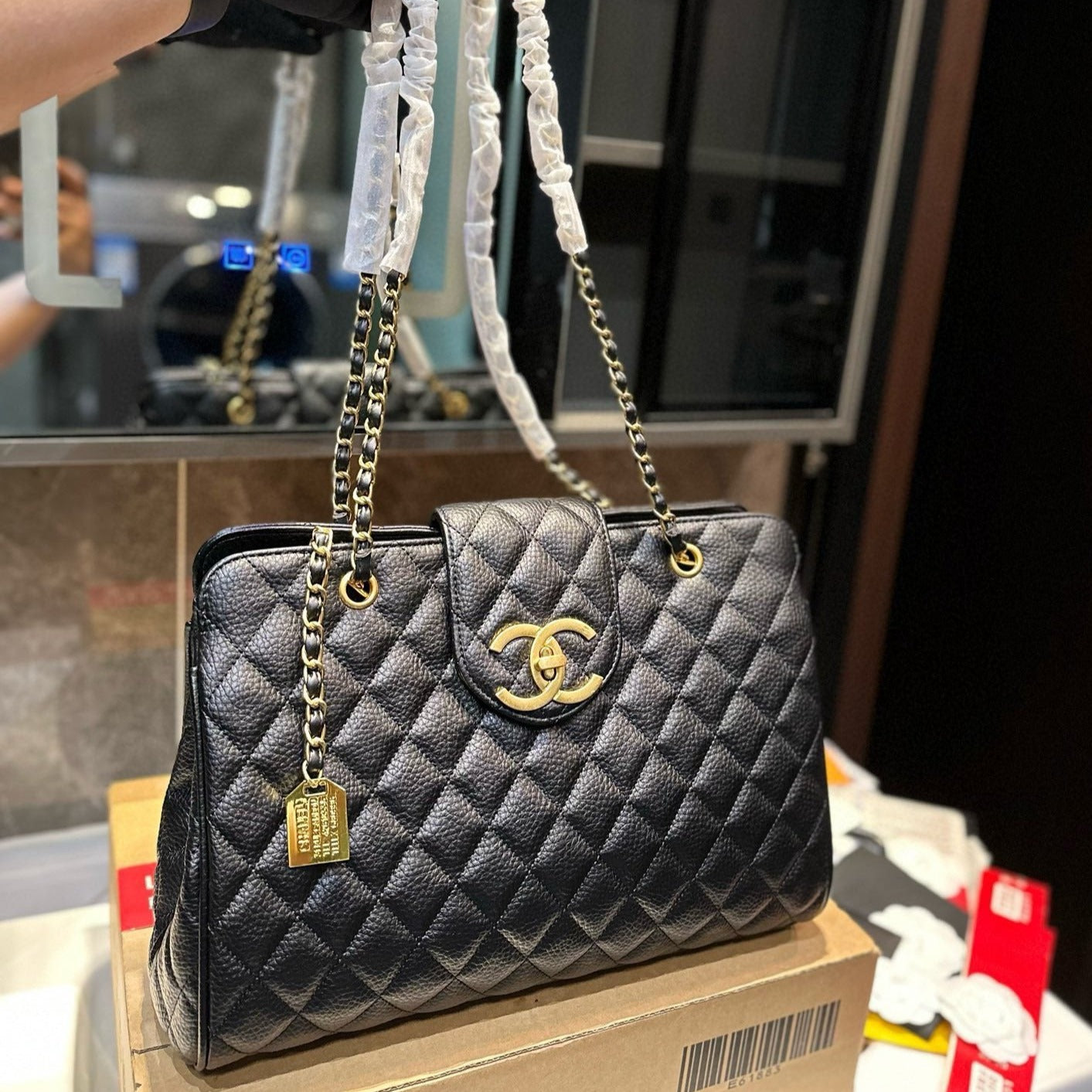 Black chain tote bag Chanel vintage elegant