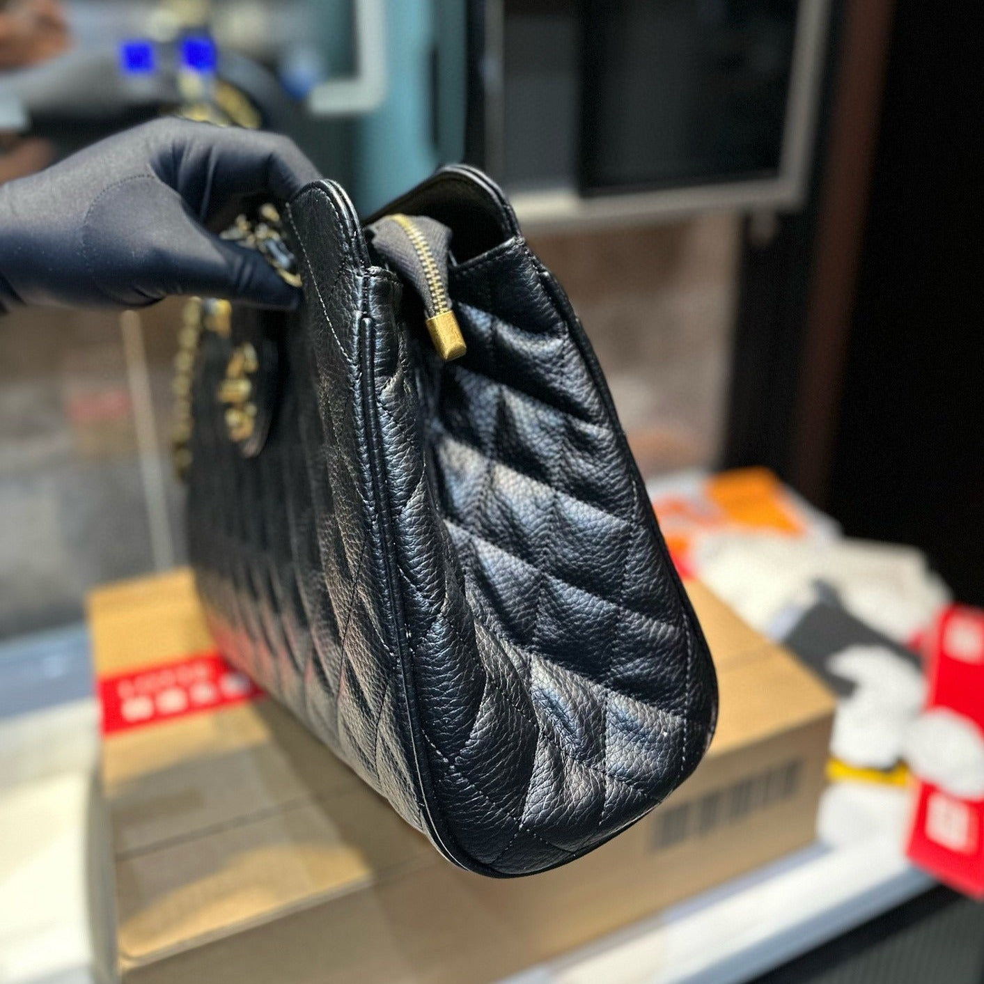 Black chain tote bag Chanel vintage elegant