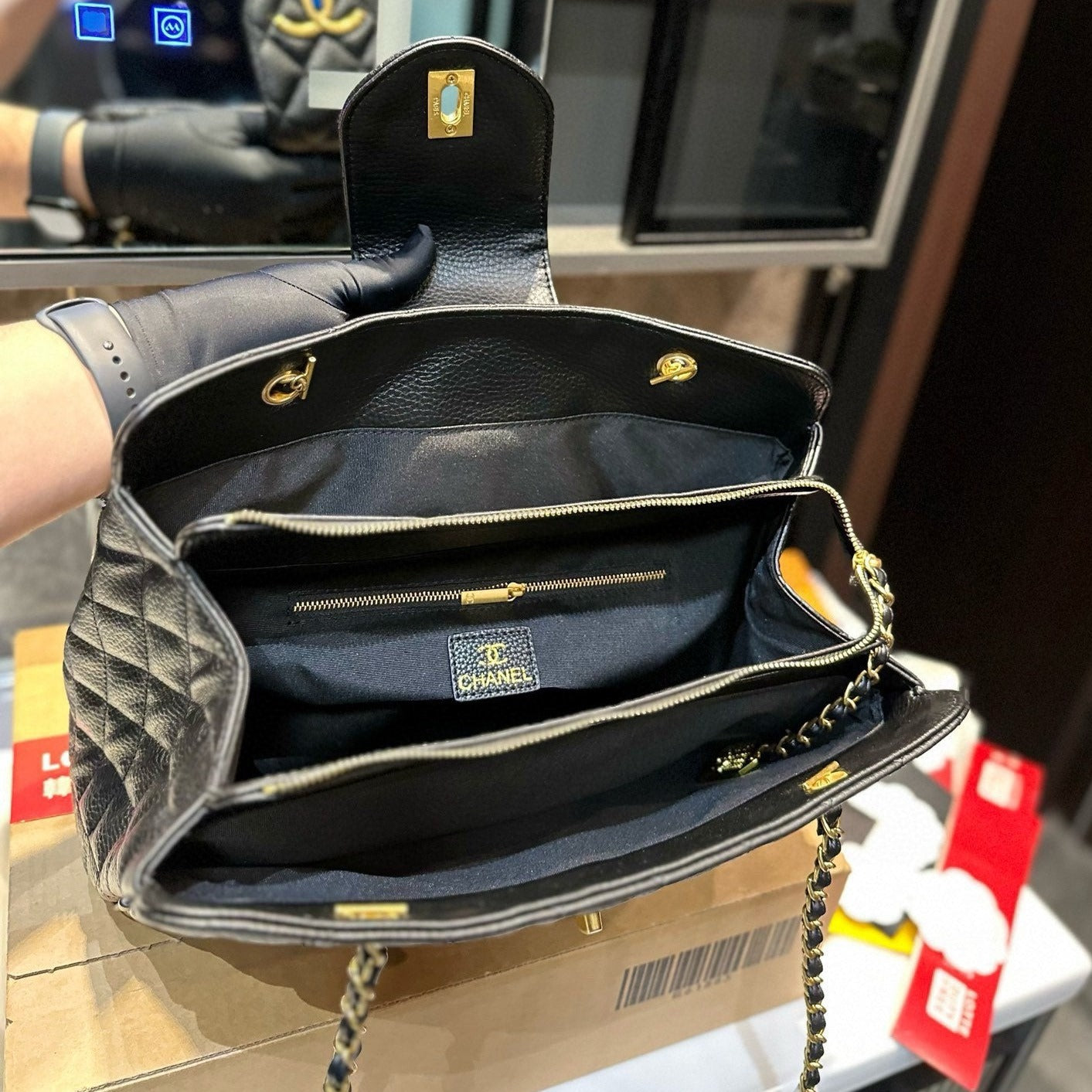 Black chain tote bag Chanel vintage elegant