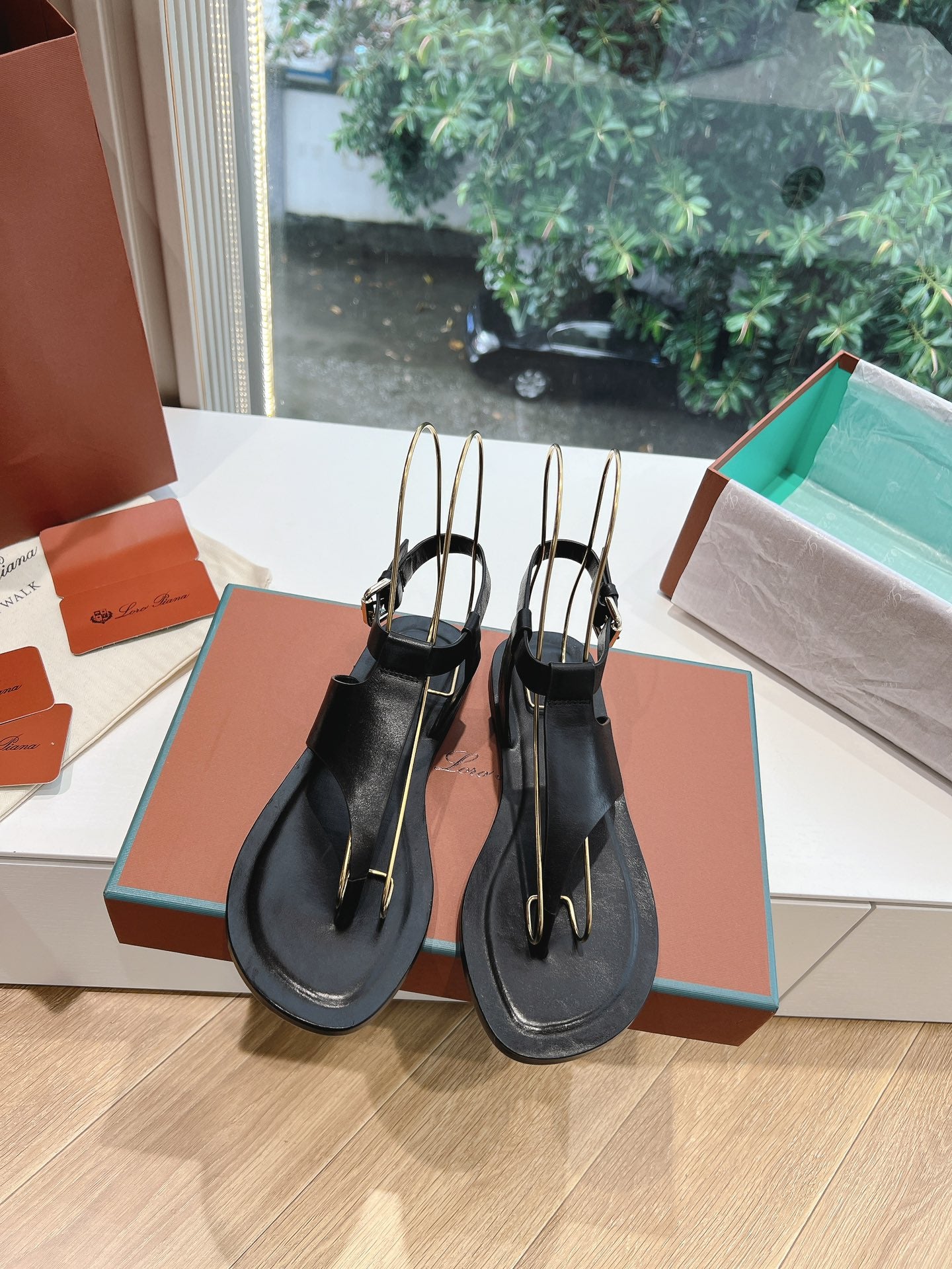 Loro Pia**/ Top quality British style flip flops sandals VIP1:1