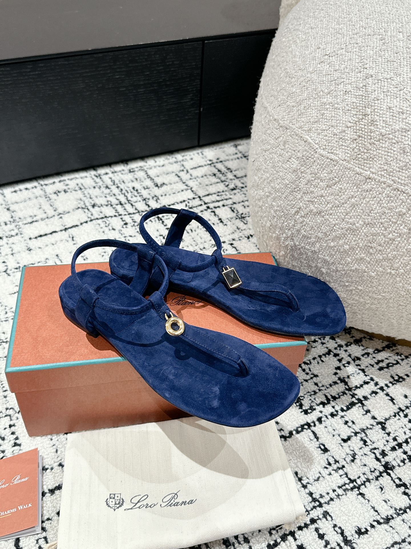 Loro Pia**/ Top quality British style flip flops sandals VIP1:1