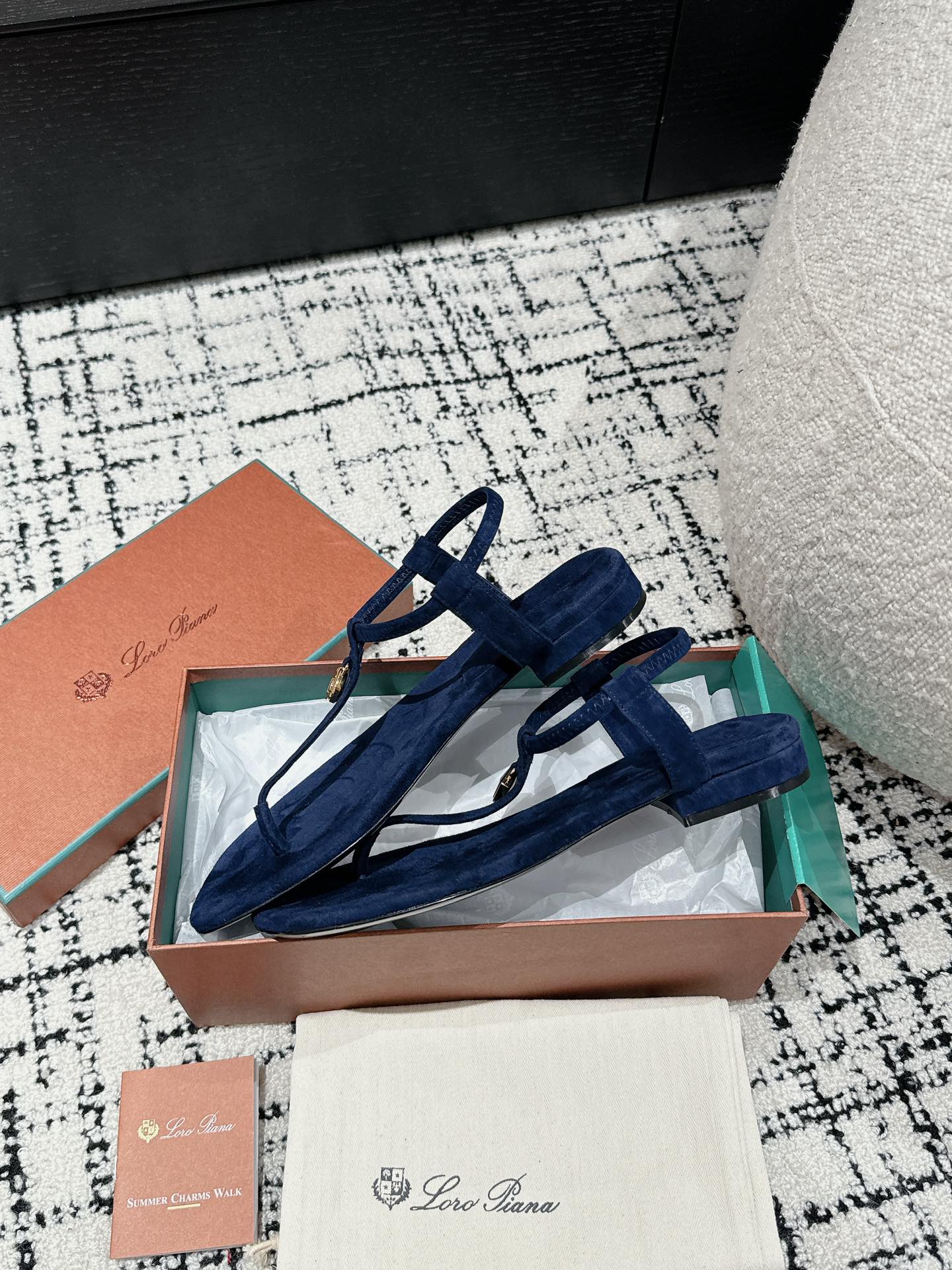 Loro Pia**/ Top quality British style flip flops sandals VIP1:1