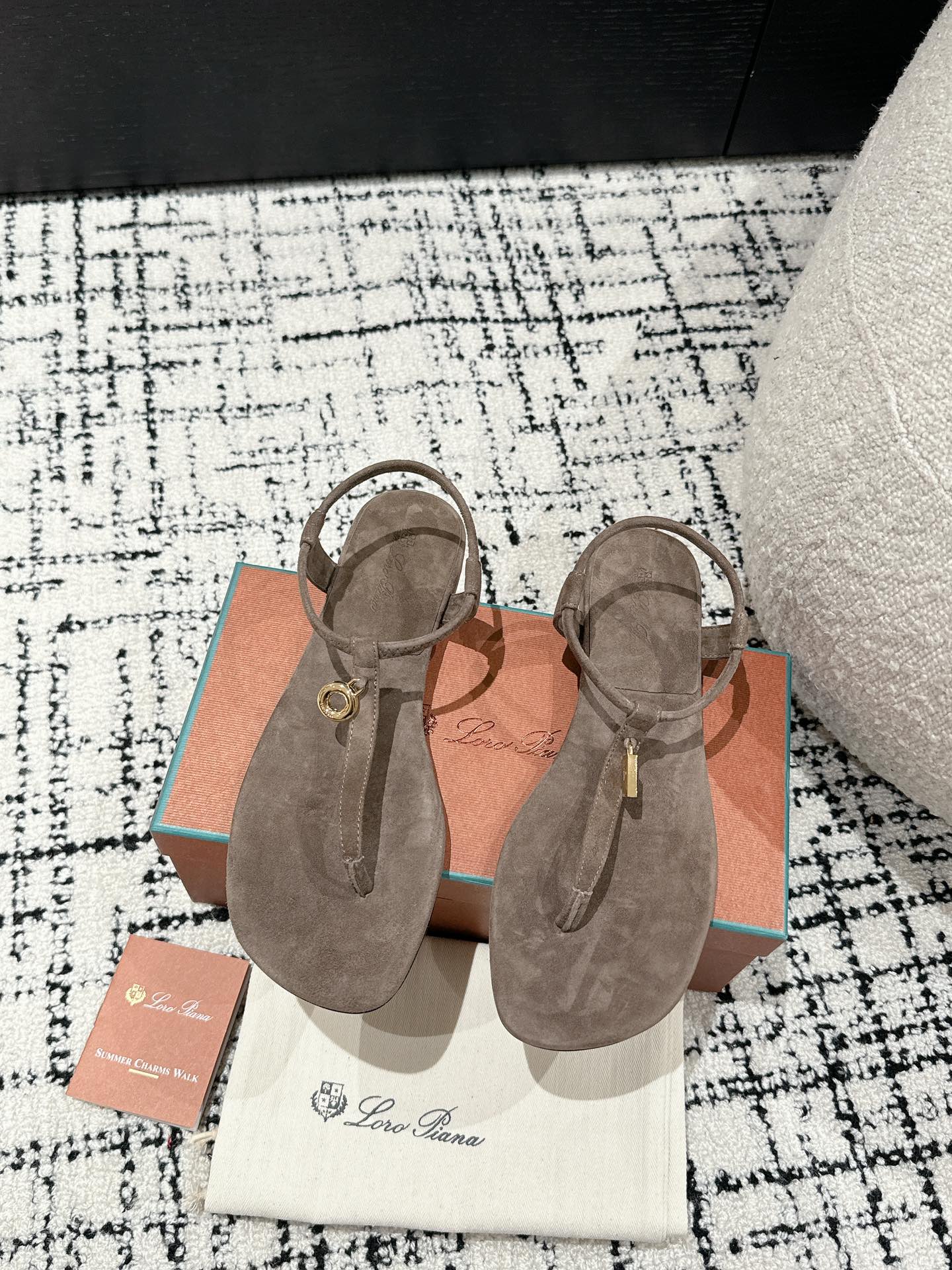 Loro Pia**/ Top quality British style flip flops sandals VIP1:1