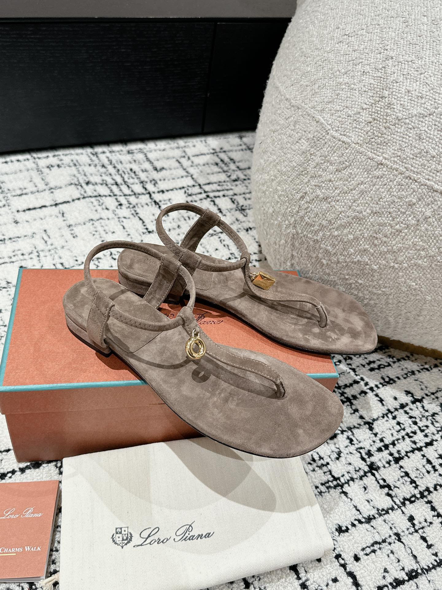 Loro Pia**/ Top quality British style flip flops sandals VIP1:1