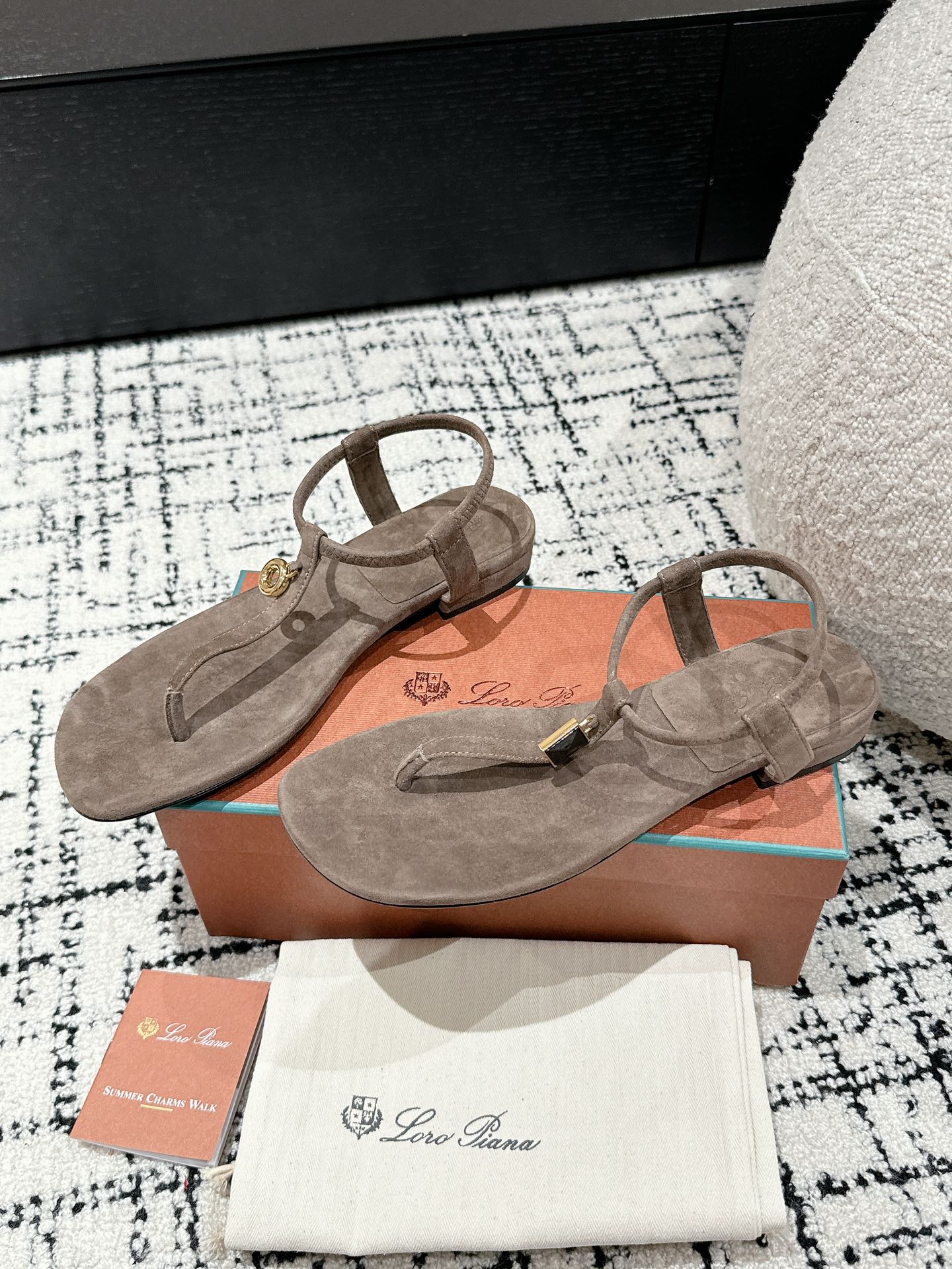 Loro Pia**/ Top quality British style flip flops sandals VIP1:1