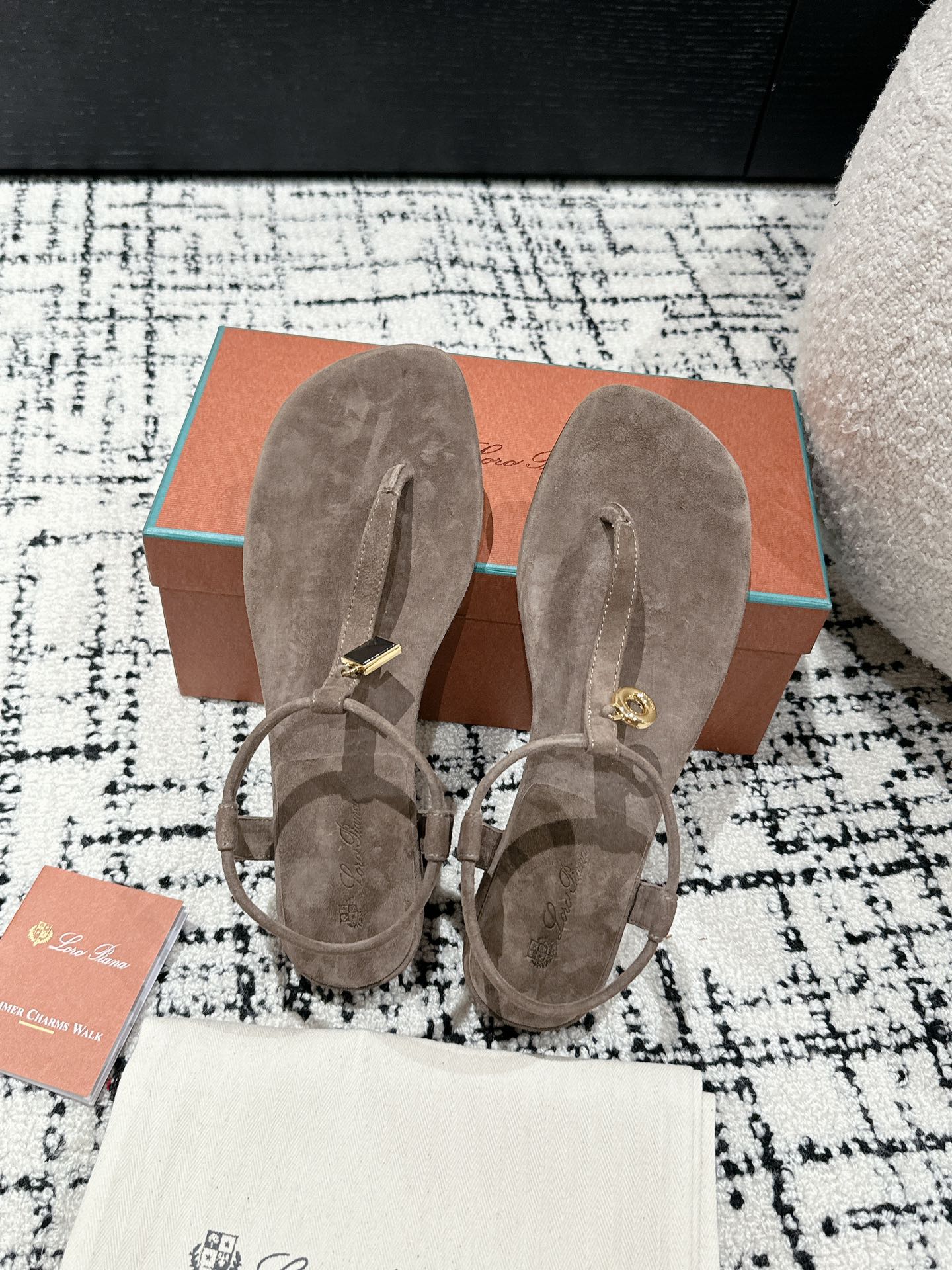 Loro Pia**/ Top quality British style flip flops sandals VIP1:1