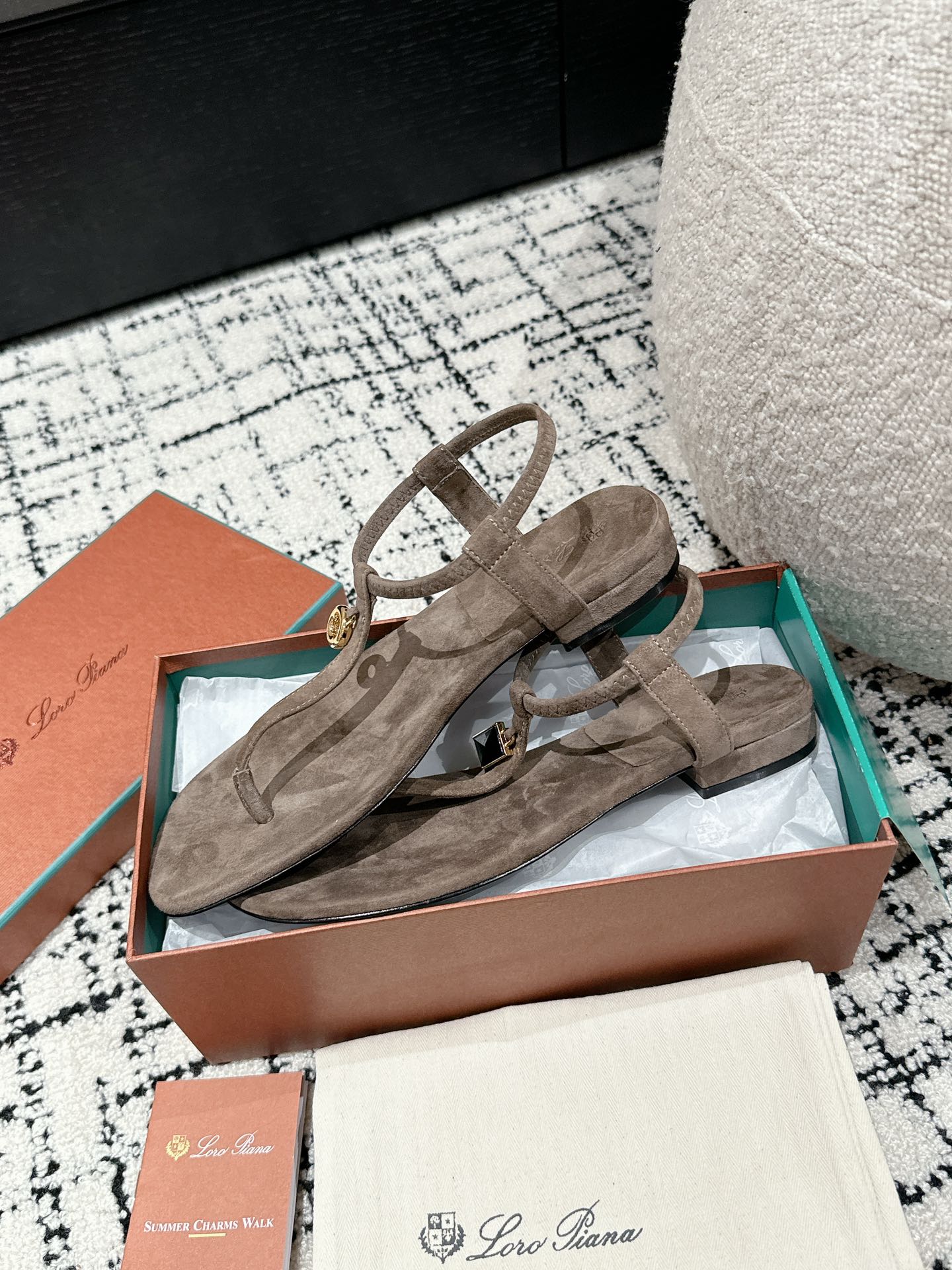 Loro Pia**/ Top quality British style flip flops sandals VIP1:1