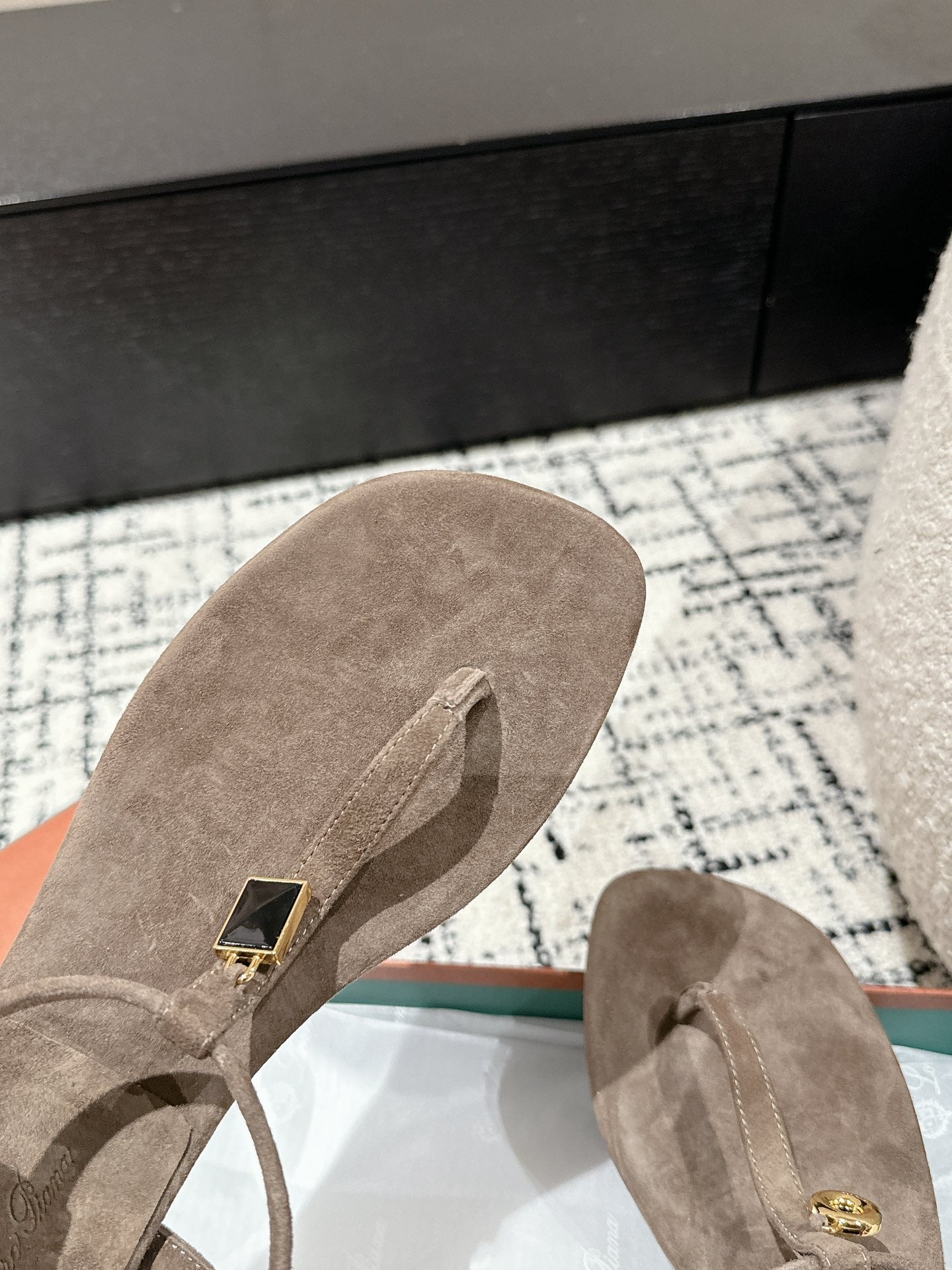 Loro Pia**/ Top quality British style flip flops sandals VIP1:1