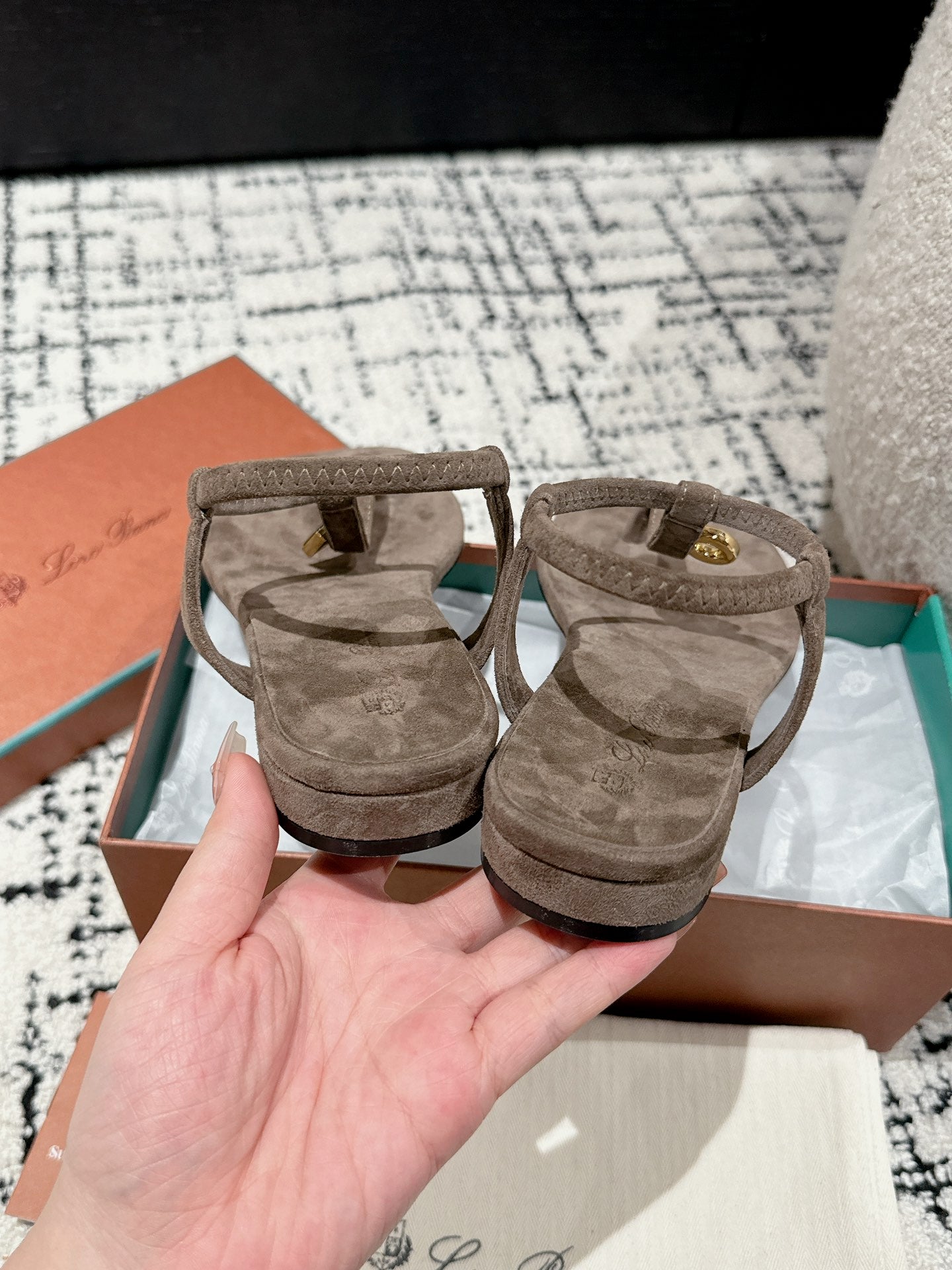 Loro Pia**/ Top quality British style flip flops sandals VIP1:1