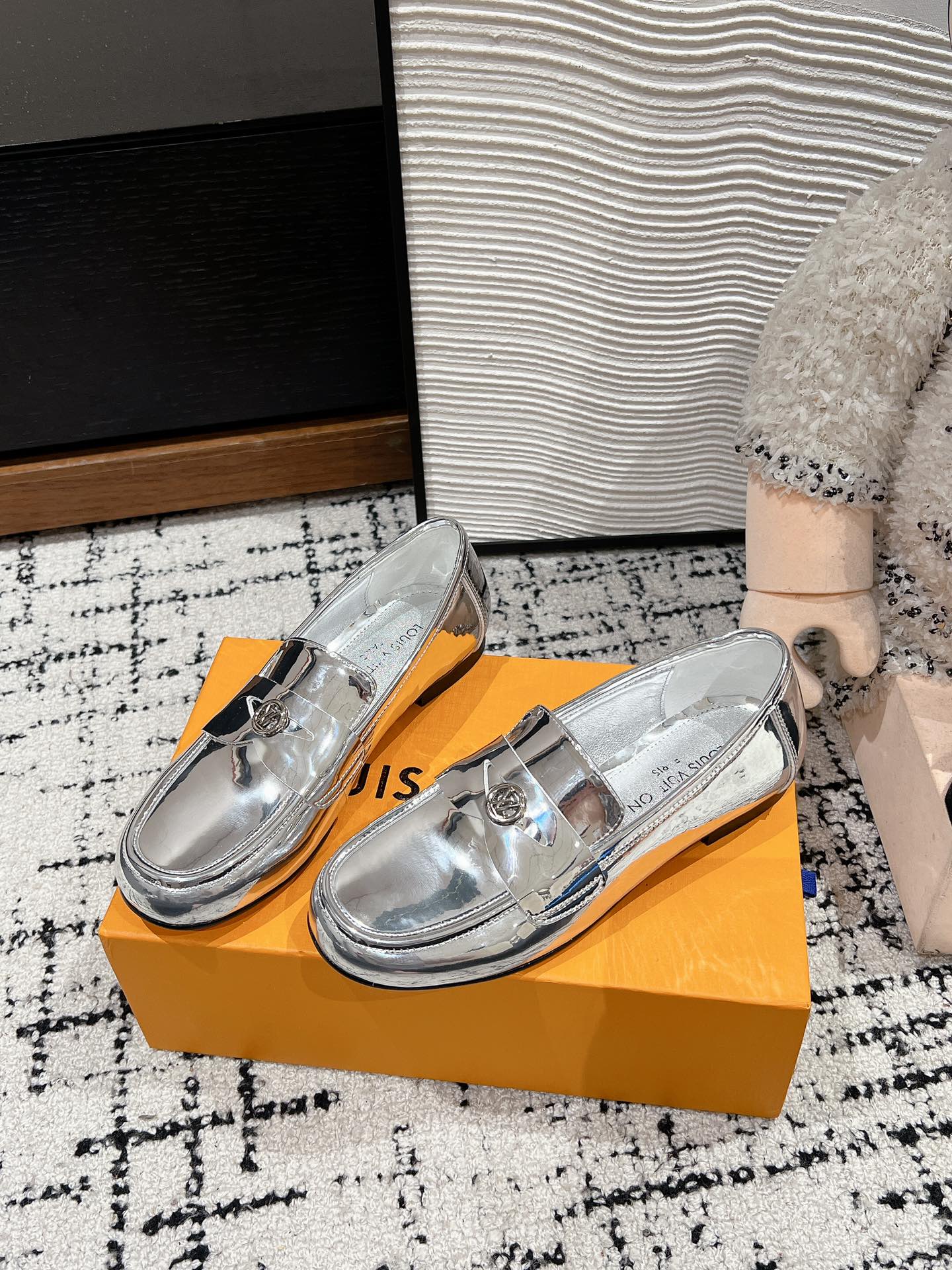 louis vuitt** 25ss new arrival～ Lv 2025 spring and summer new minimalist flat loafers VIP 1:1