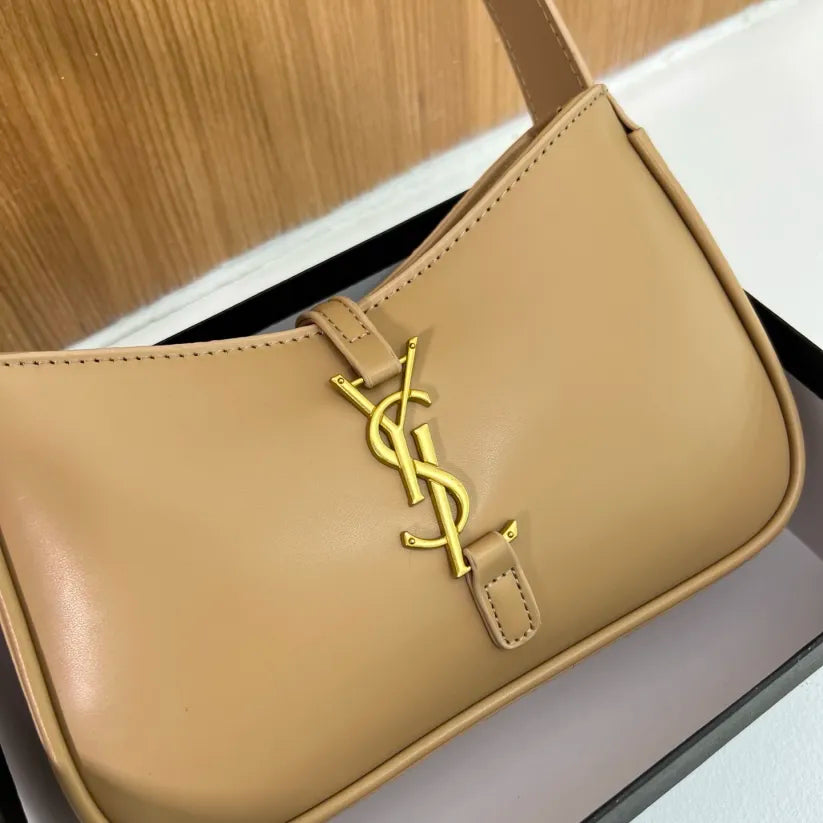 Stylish and minimalist small square bag