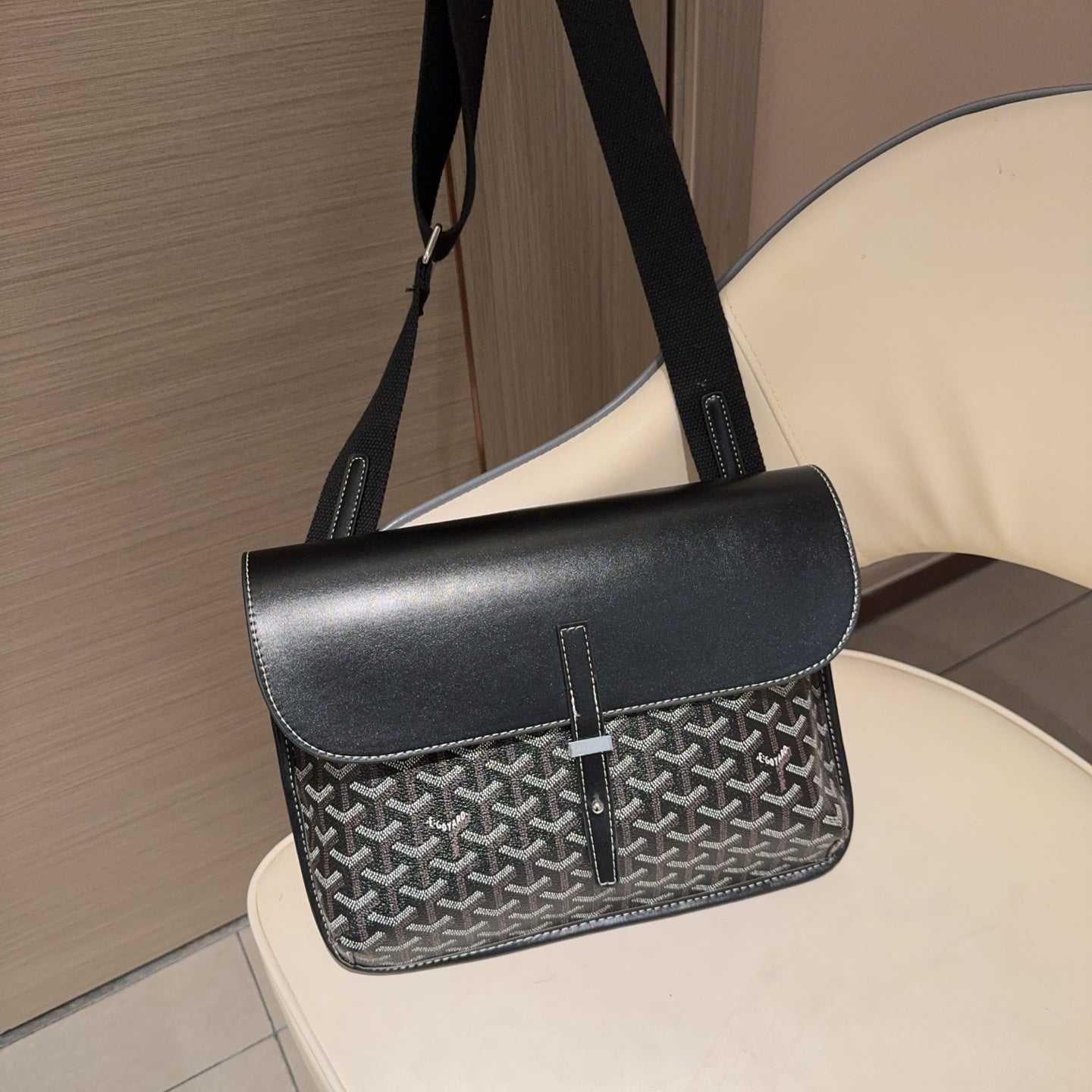 Classic messenger bag