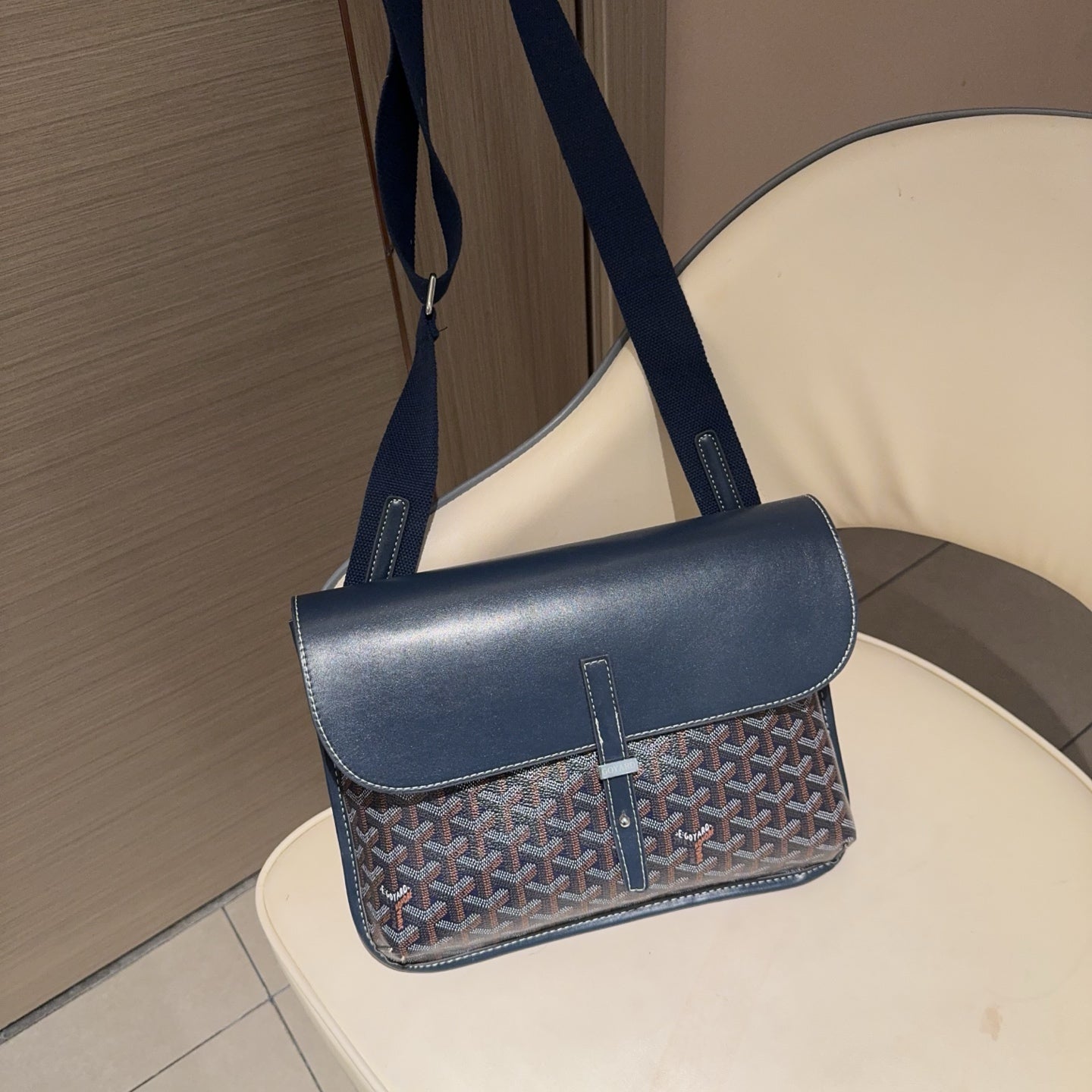 Classic messenger bag