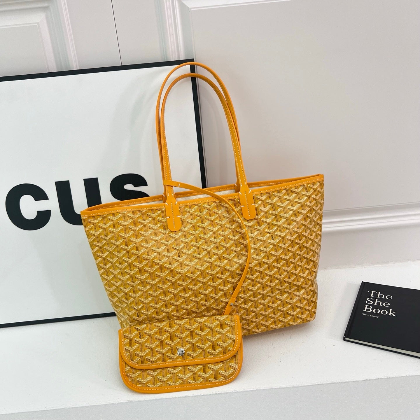 Classic large-capacity tote bag