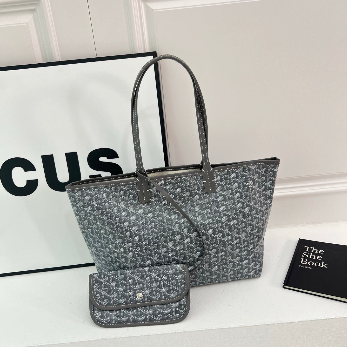 Classic large-capacity tote bag