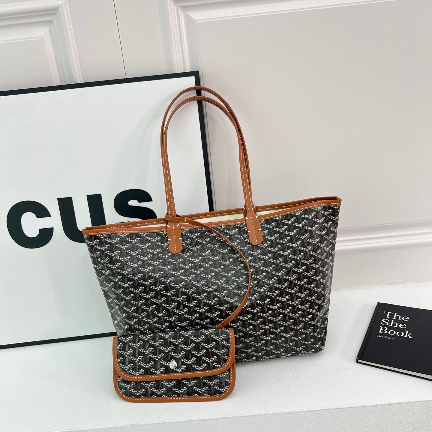 Classic large-capacity tote bag